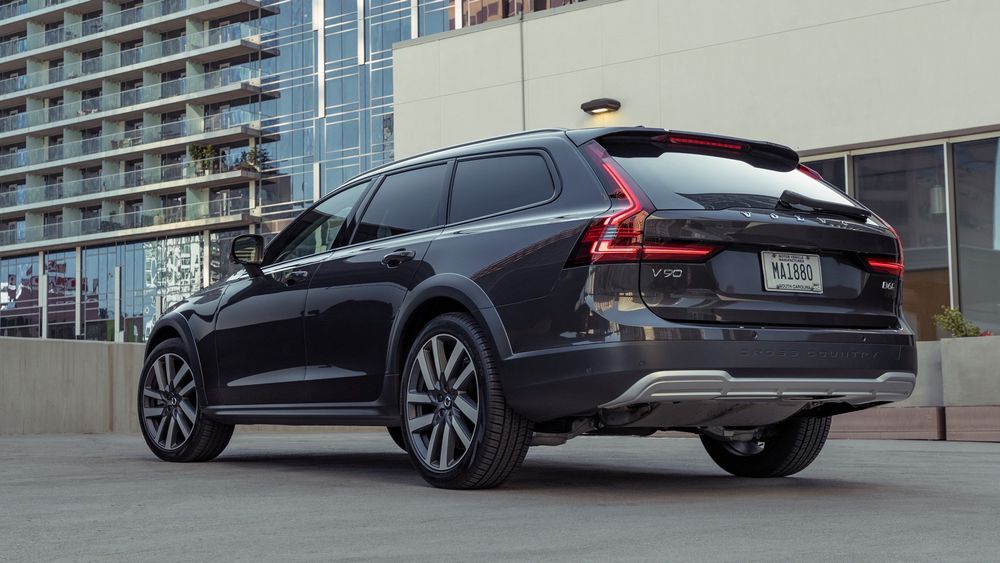 2022 Volvo V90 Cross Country B6 AWD rear three quarters 3