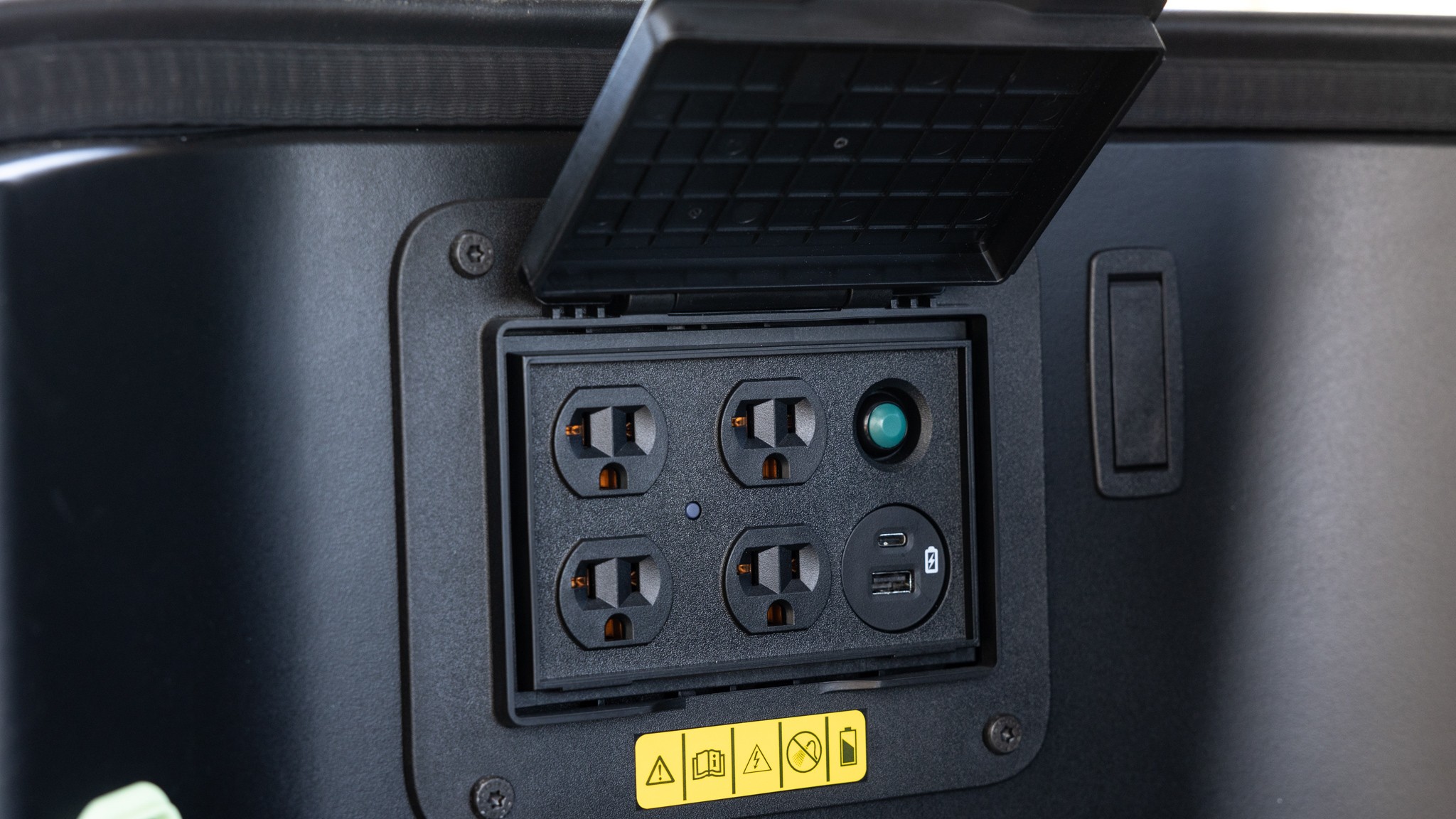 033 2023 Ford F 150 Lightning XLT power plugins