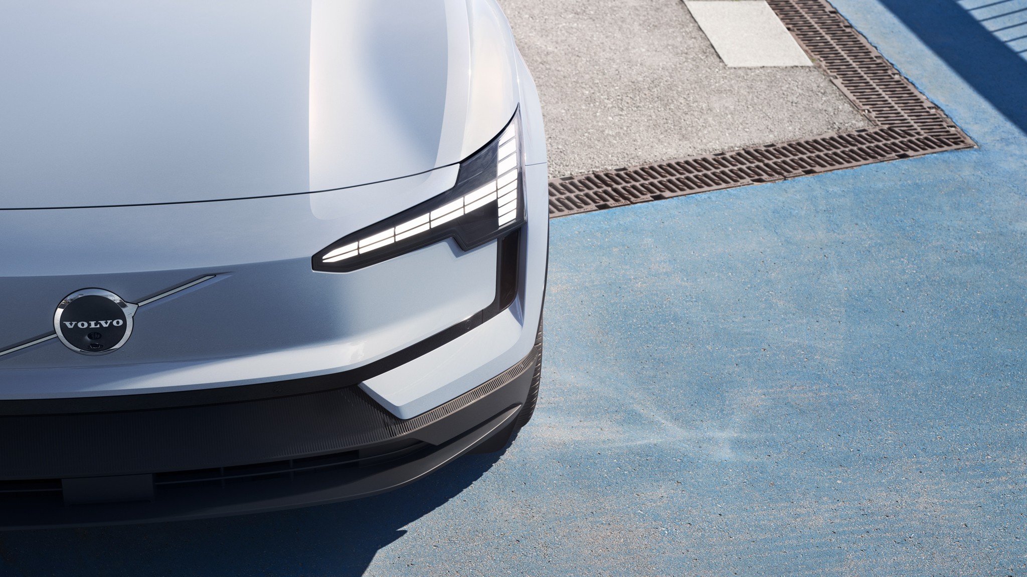 027 2025 Volvo EX30 headlights