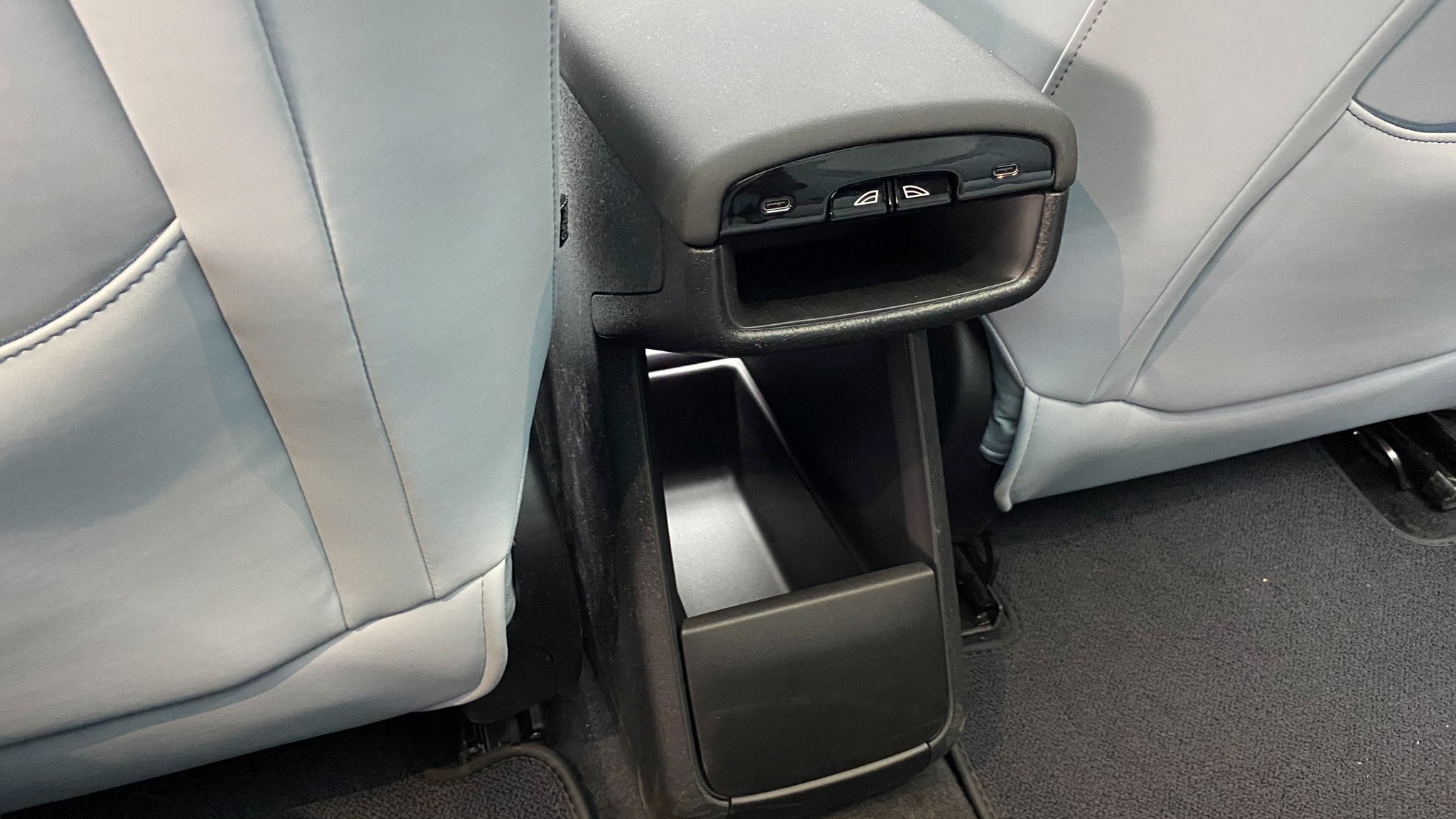 010 2025 Volvo EX30 rear device charger