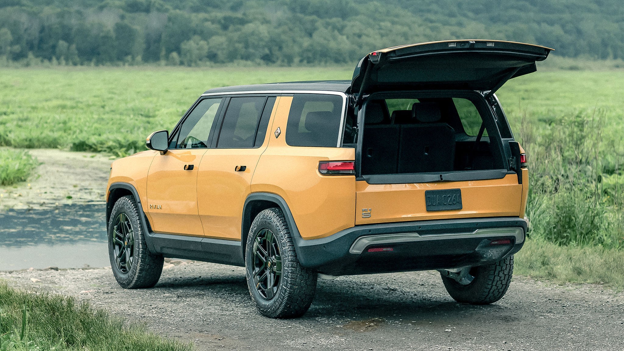 2023 Rivian R1S rear three quarter view 19
