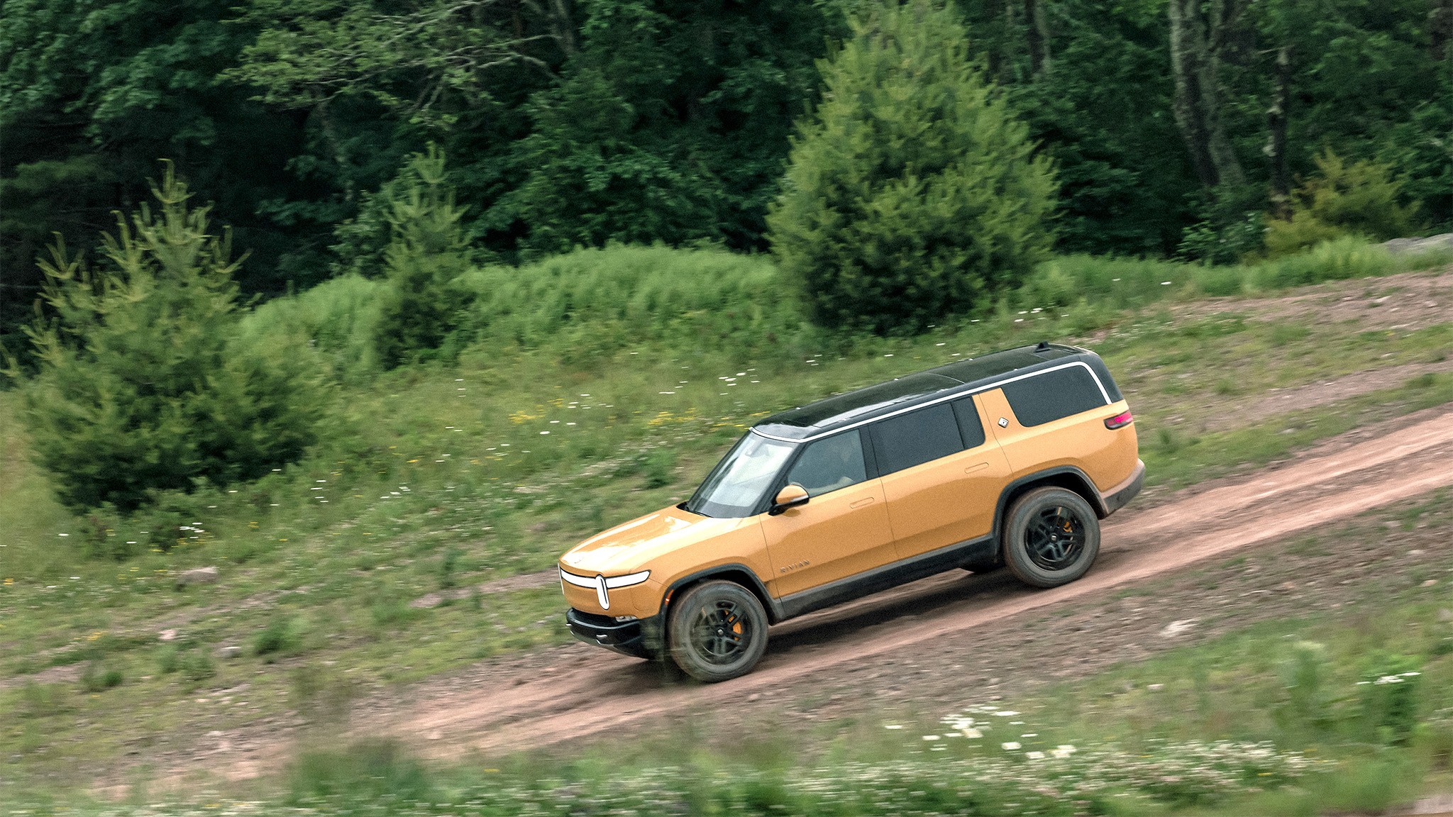 2023 Rivian R1S motion side view 4