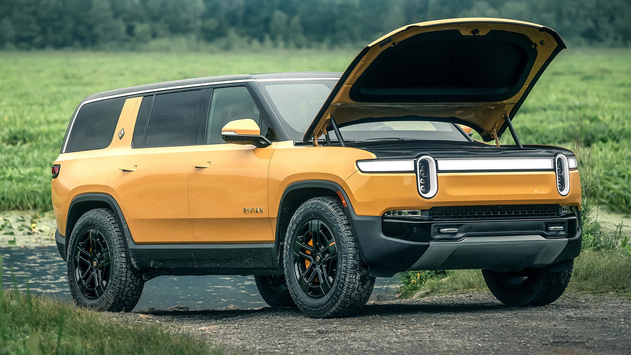 2023 Rivian R1S front three quarter view 9