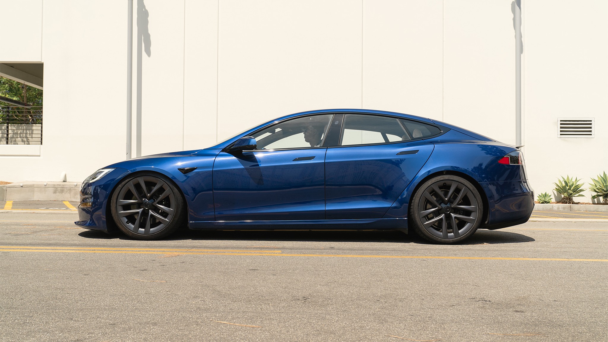 Cheetah Stance 2022 Tesla Model S Plaid 11