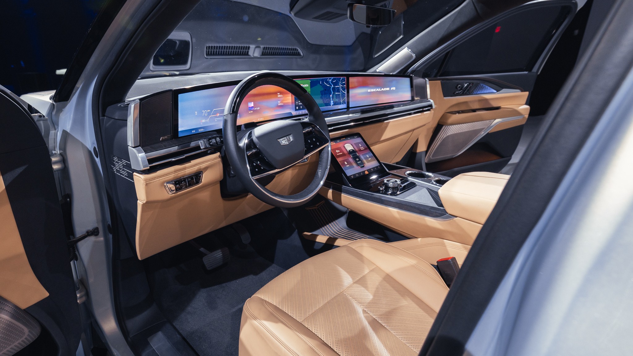 043 Cadillac Escalade IQ driver cabin