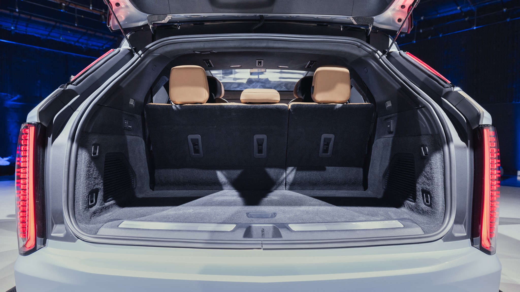 053 Cadillac Escalade IQ cargo space