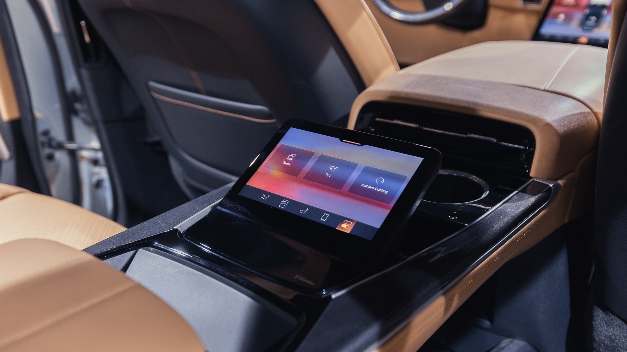 034 Cadillac Escalade IQ rear center console