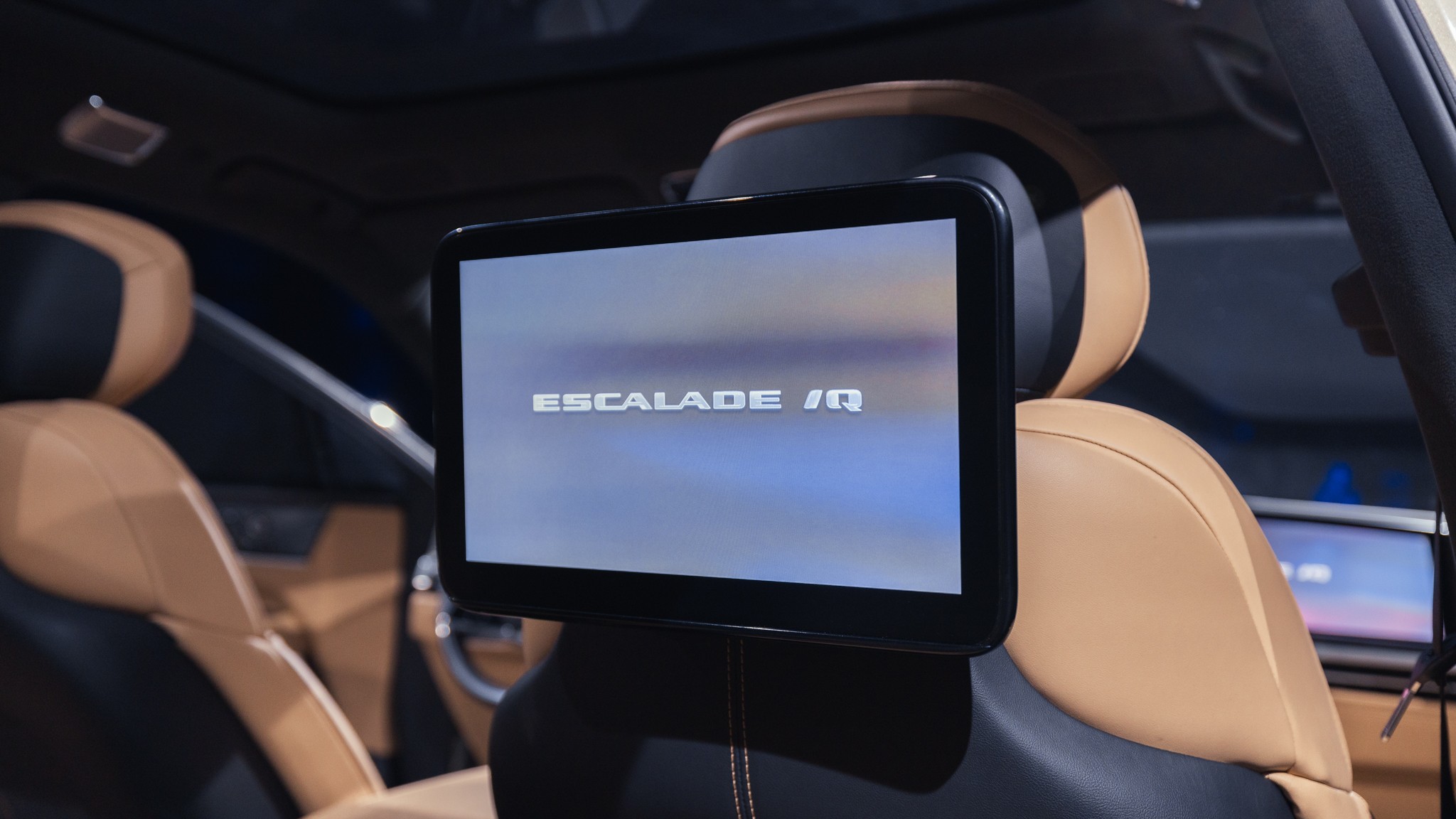 033 Cadillac Escalade IQ rear entertainment