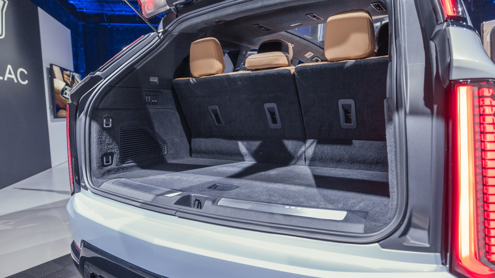 054 Cadillac Escalade IQ cargo space