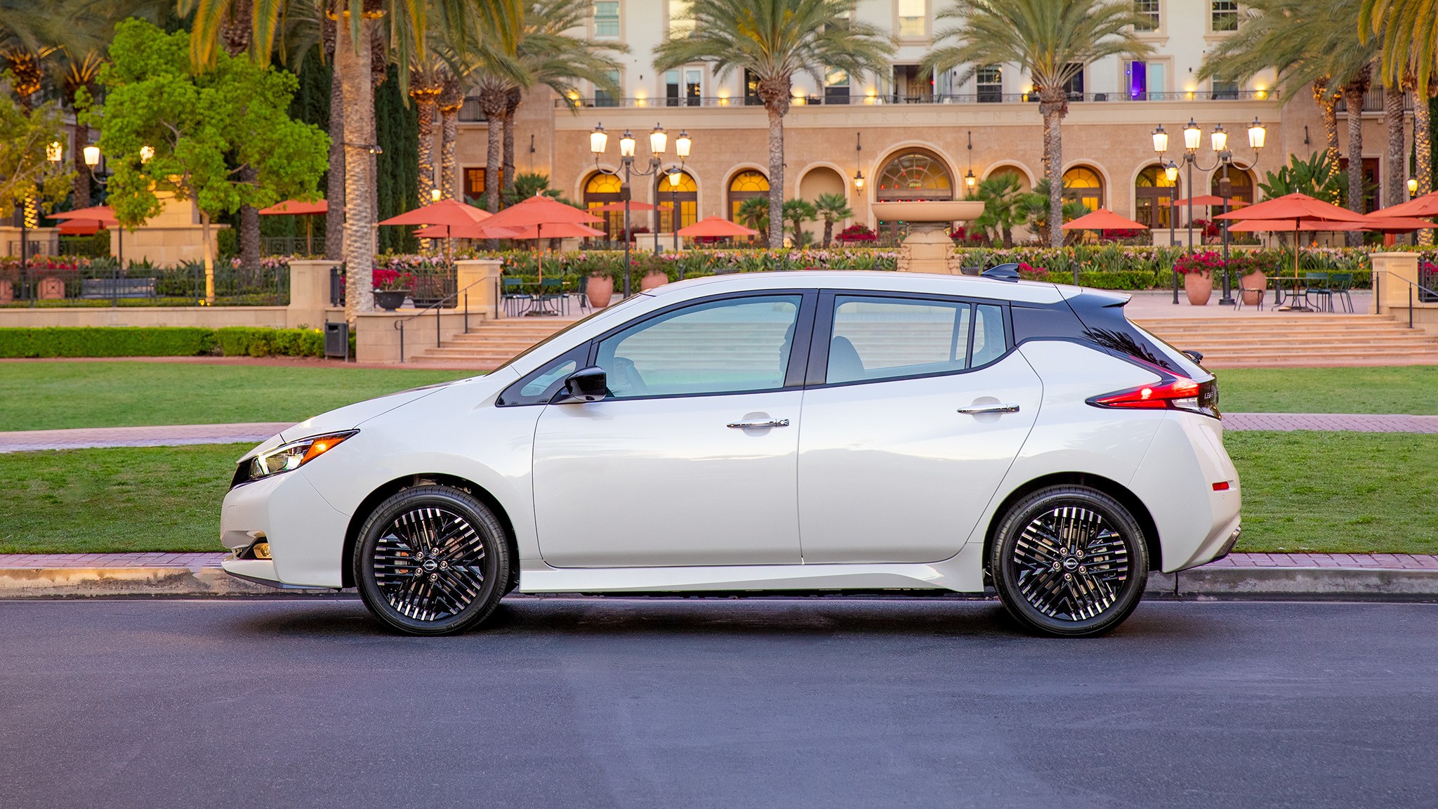 2024 Nissan LEAF side view 8