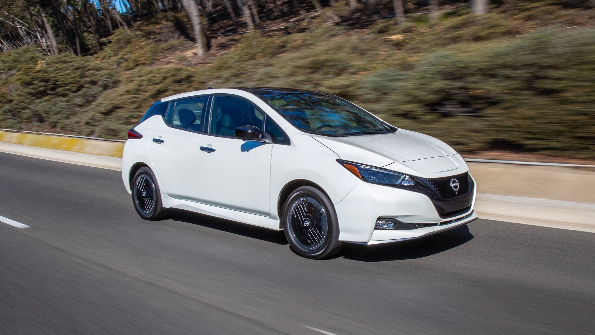 2024 Nissan LEAF front view 32