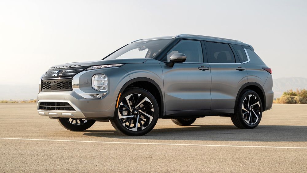 2024 Mitsubishi Outlander front view 22