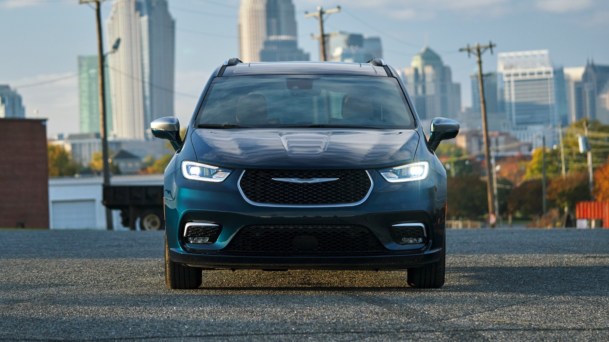 7 2024 Chrysler Pacifica Plug In front view