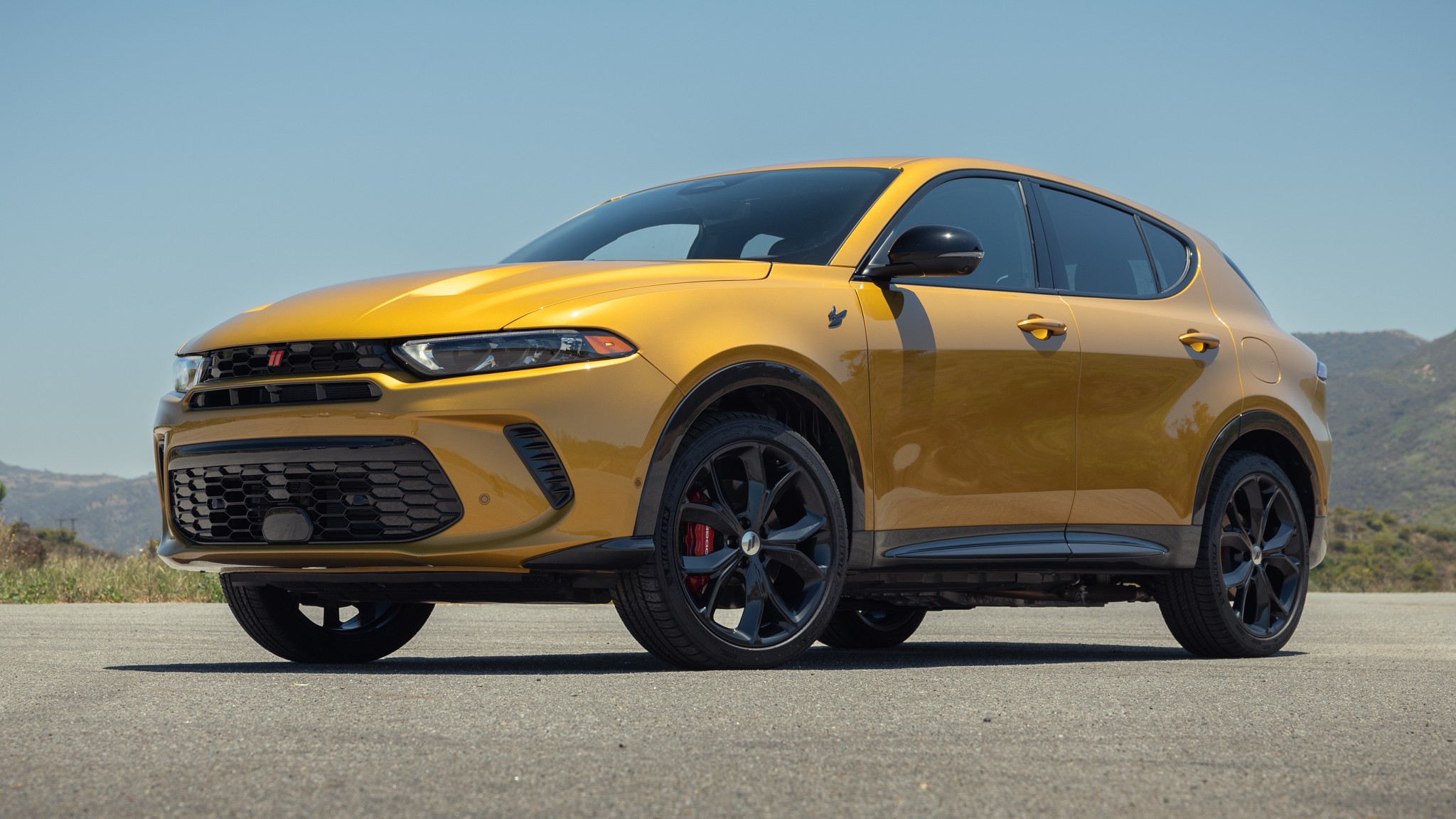 010 2024 Dodge Hornet R T front three quarters