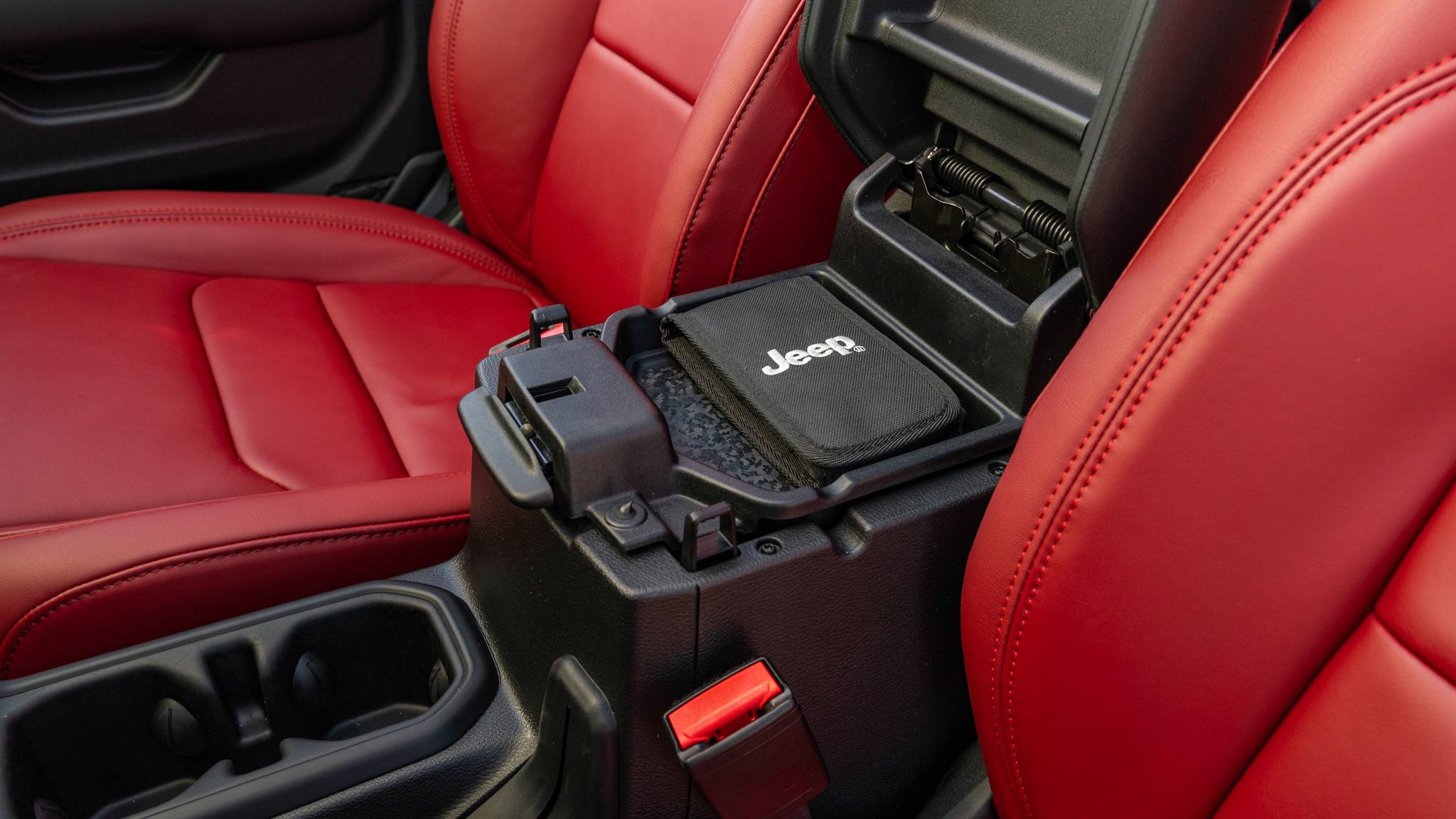 037 2024 Jeep Wrangler Rubicon 392 center console compartment