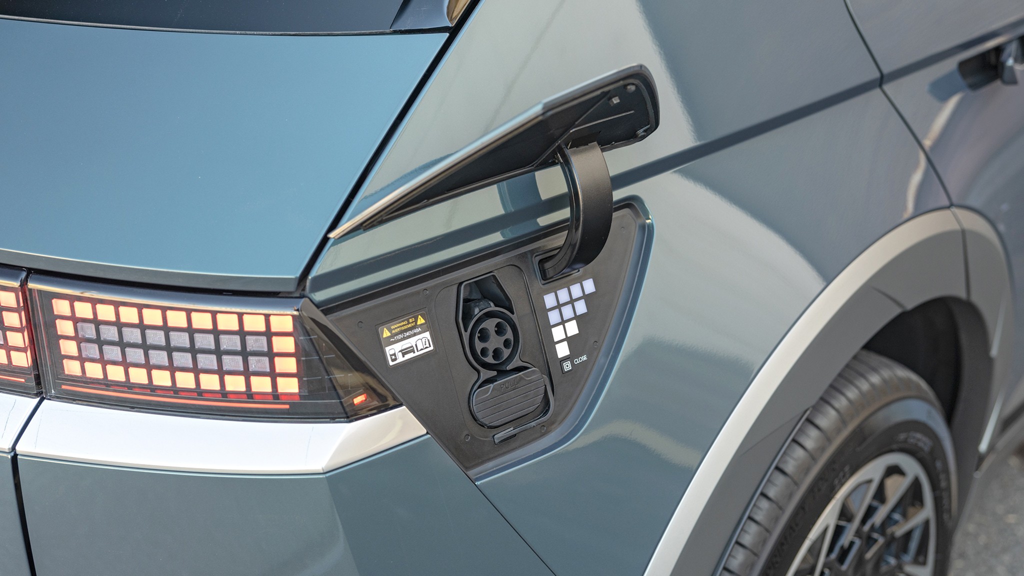 2024 Hyundai Ioniq 5 charge plugin 075