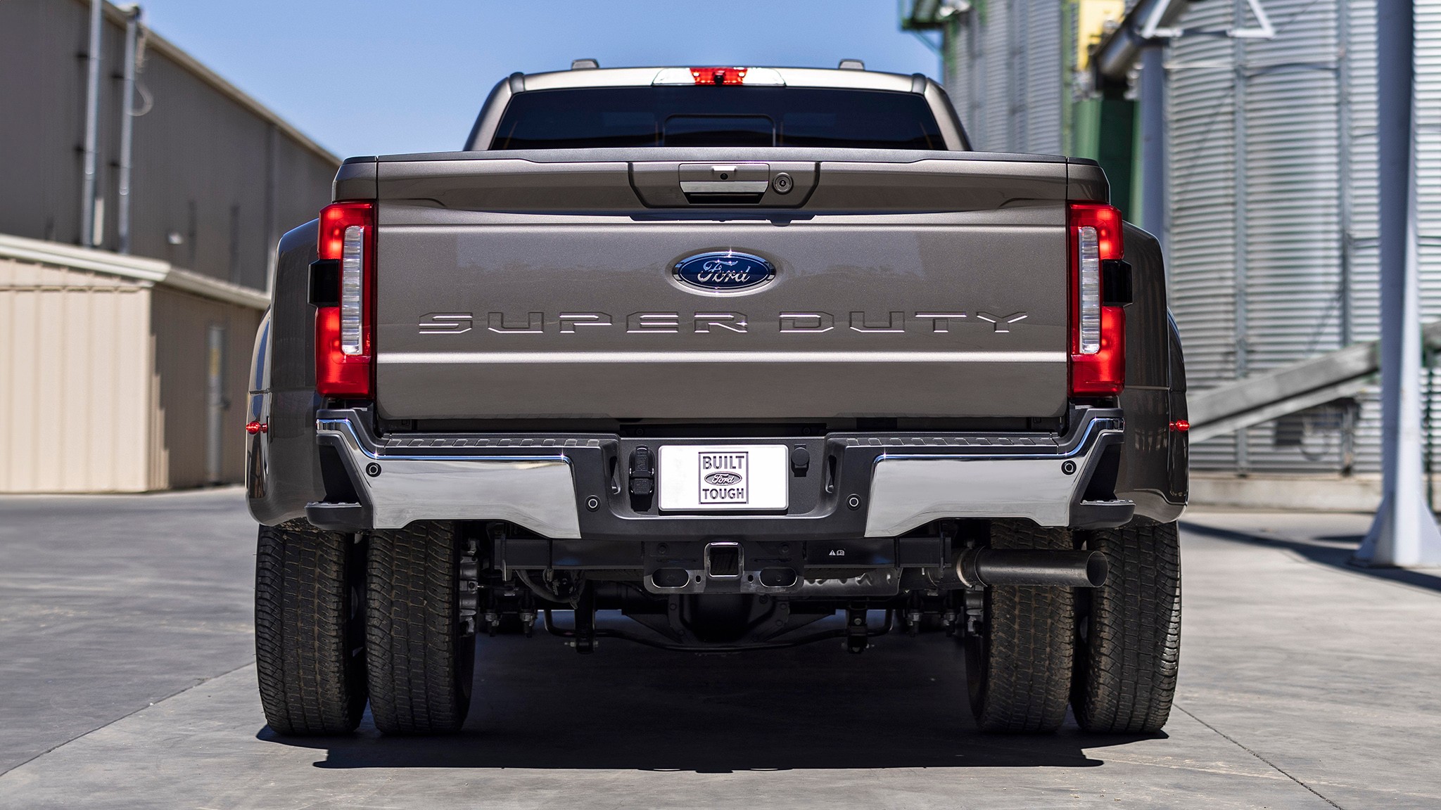 2024 Ford Super Duty F 350 Lariat rear view 07