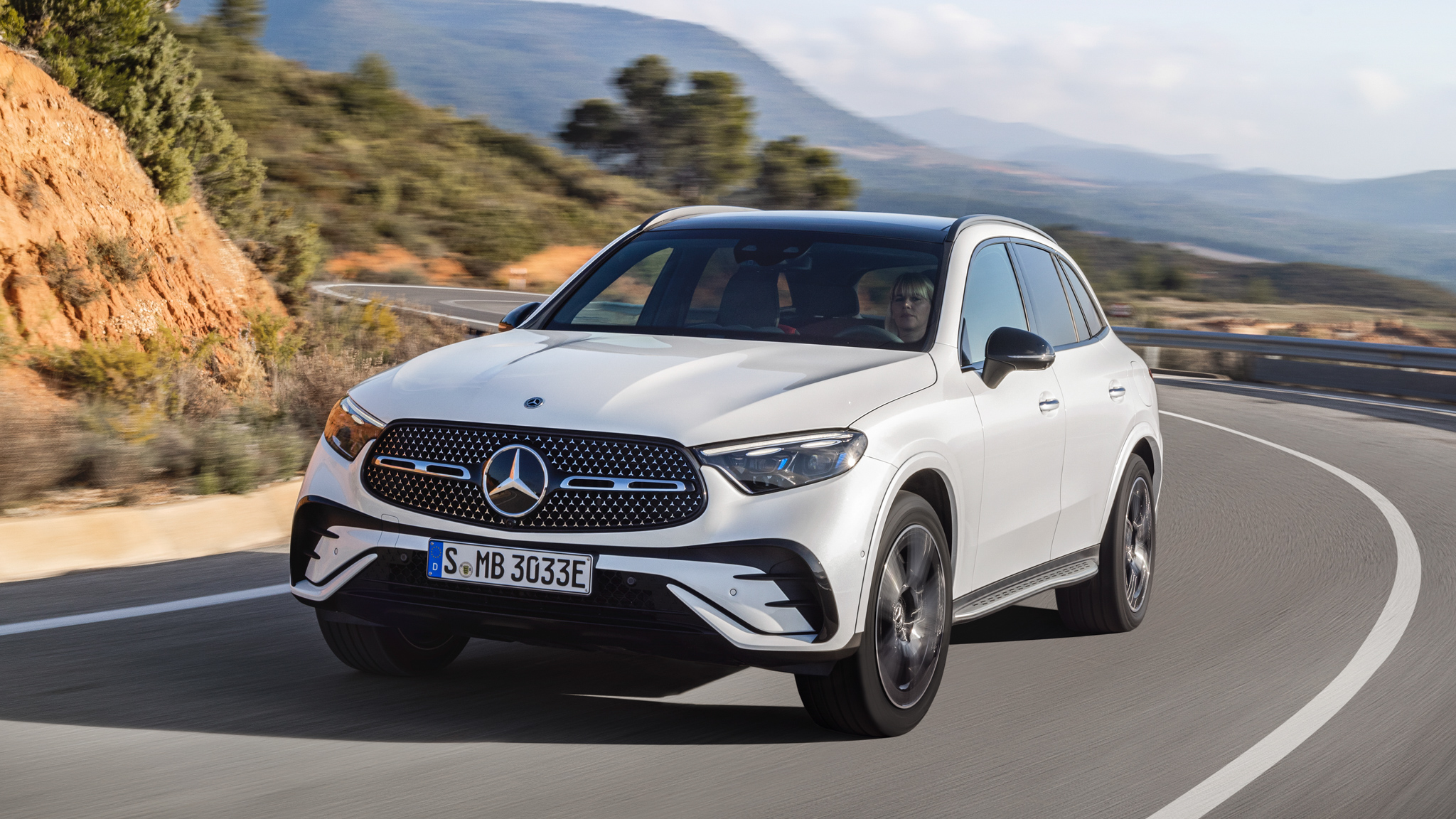 005 2024 Mercedes Benz GLC300 e PHEV in action