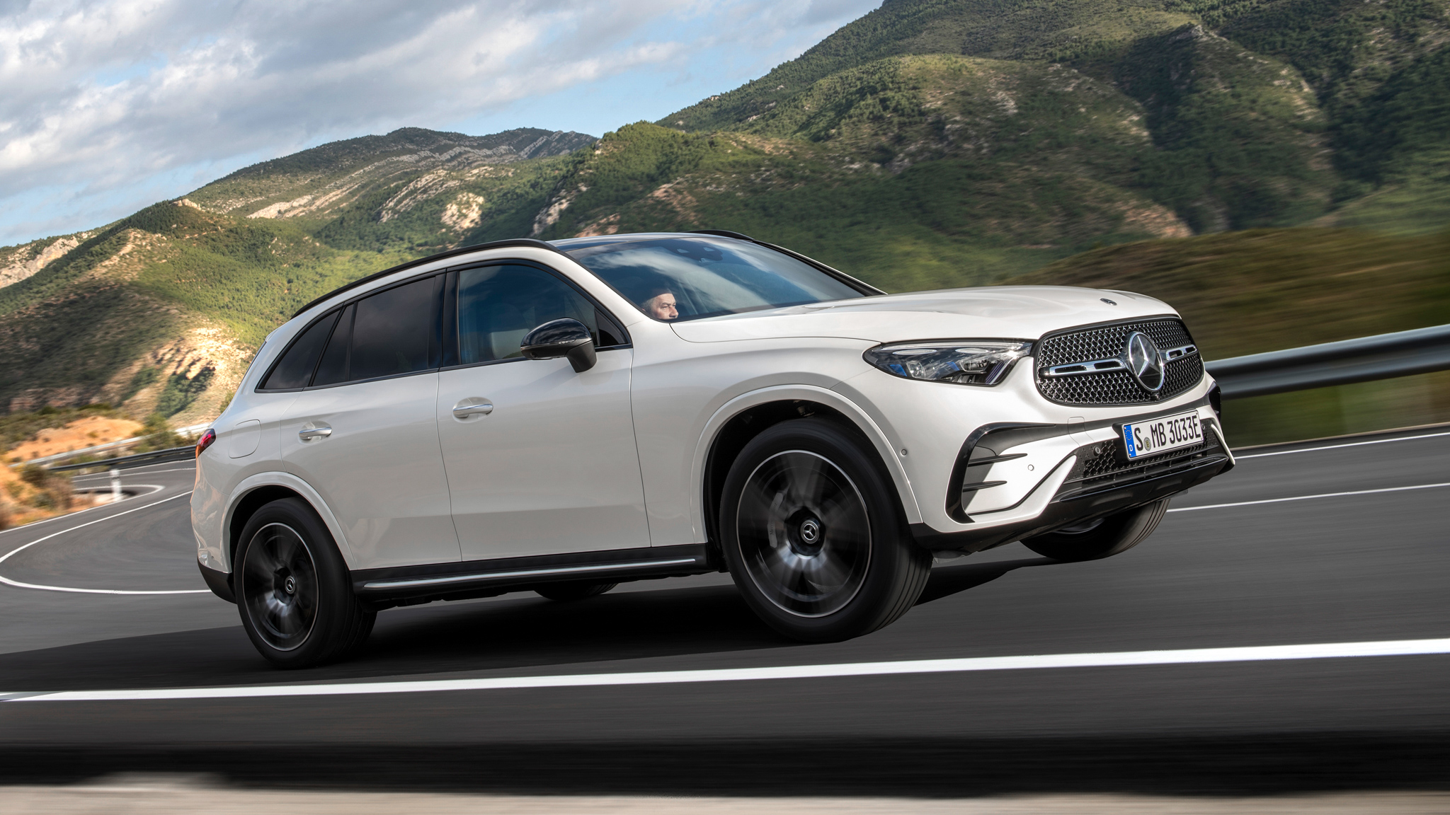 004 2024 Mercedes Benz GLC300 e PHEV in action