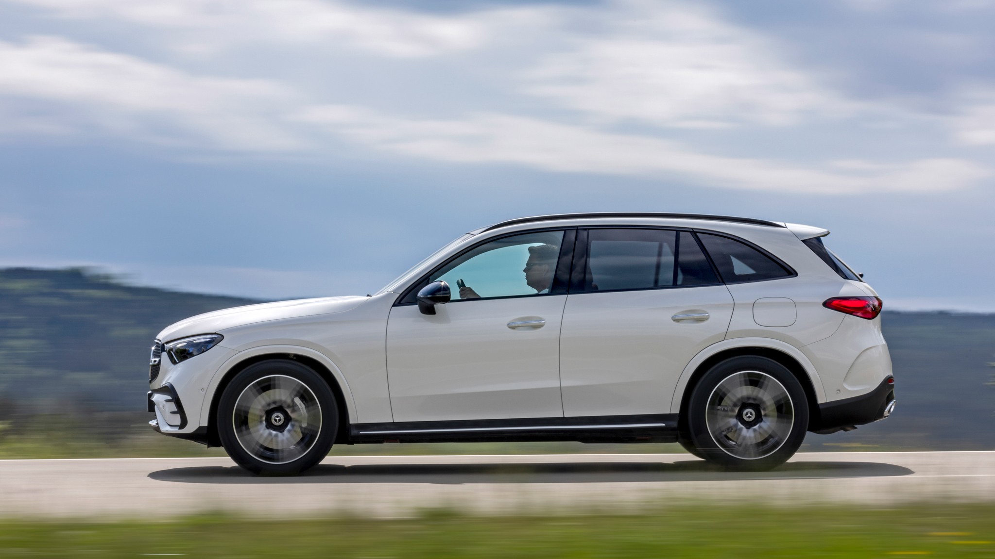 032 2024 Mercedes Benz GLC300 e PHEV in action