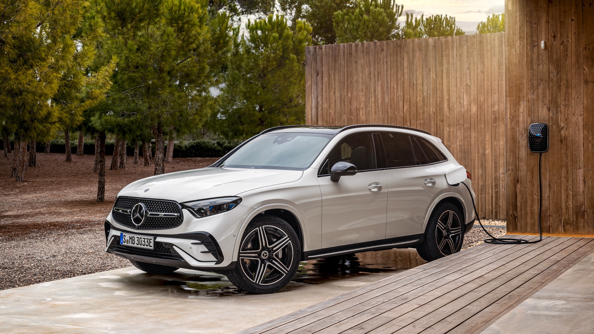 015 2024 Mercedes Benz GLC300 e PHEV front three quarters