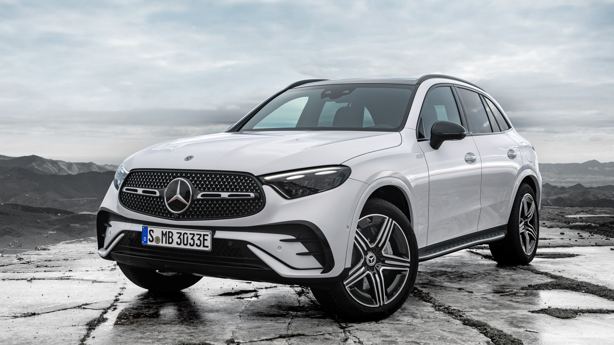 010 2024 Mercedes Benz GLC300 e PHEV front three quarters