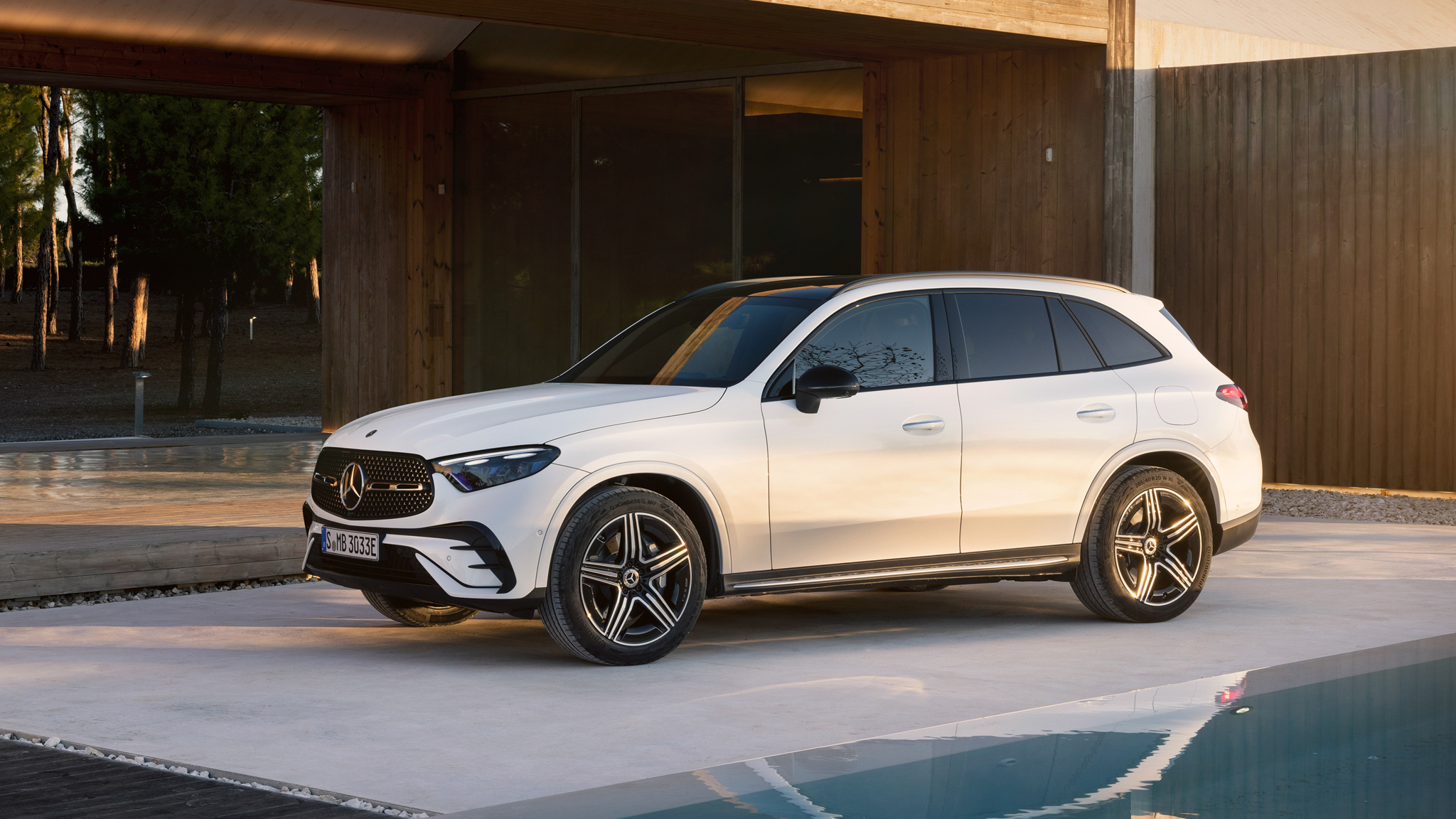 016 2024 Mercedes Benz GLC300 e PHEV front three quarters