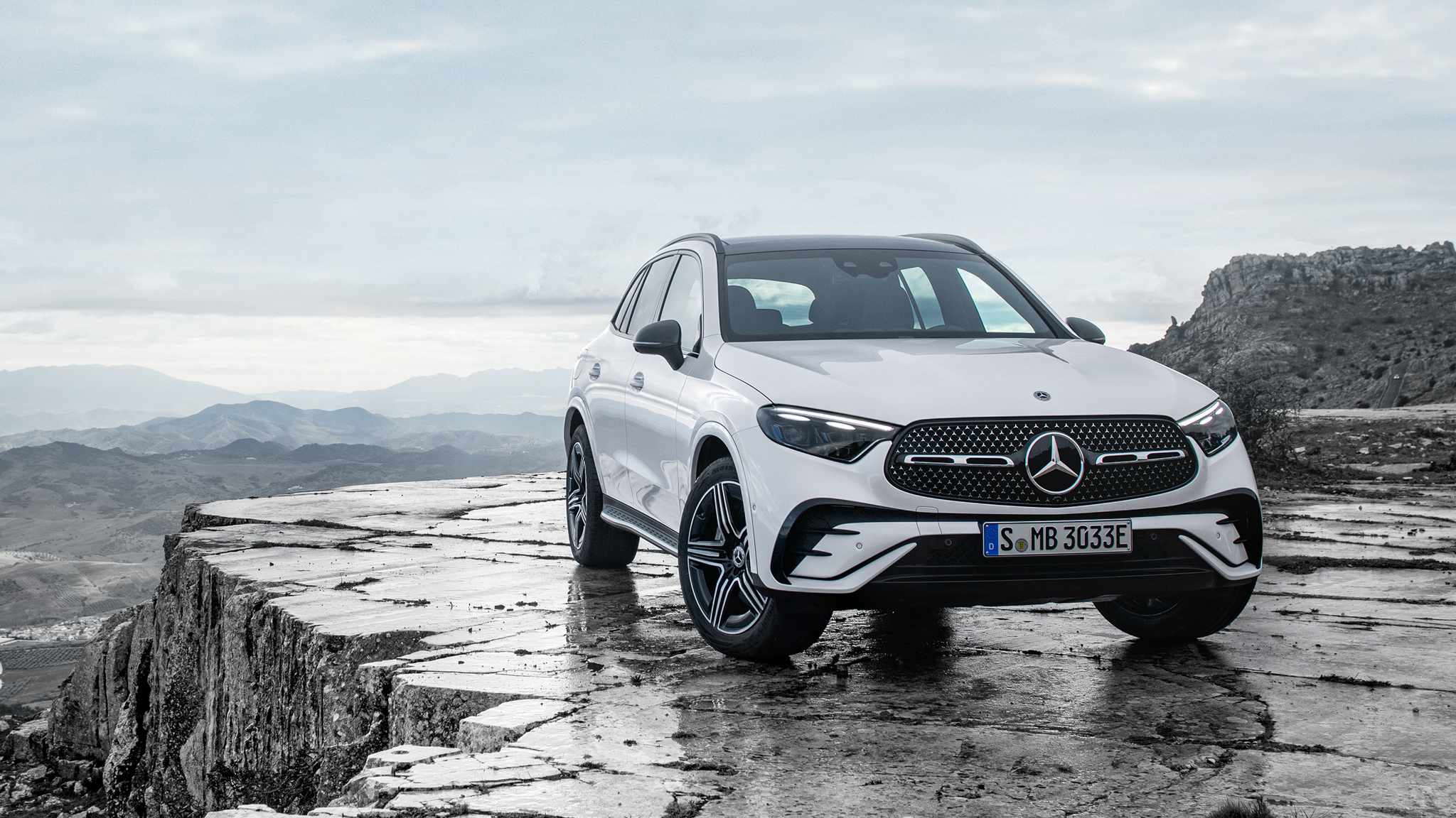 008 2024 Mercedes Benz GLC300 e PHEV front three quarters