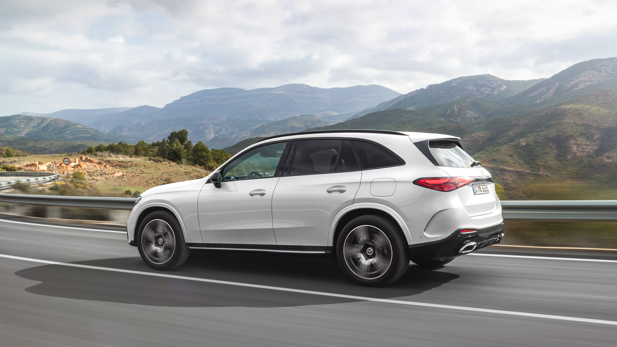 006 2024 Mercedes Benz GLC300 e PHEV in action