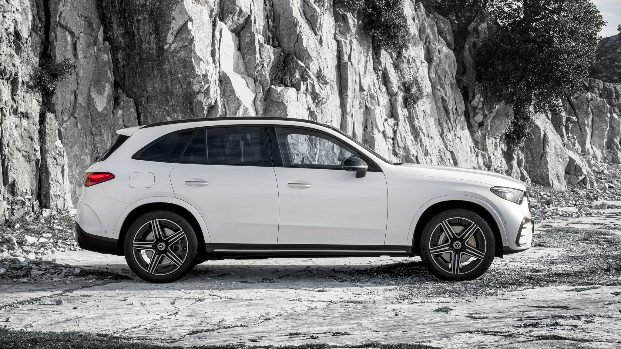 012 2024 Mercedes Benz GLC300 e PHEV side profile