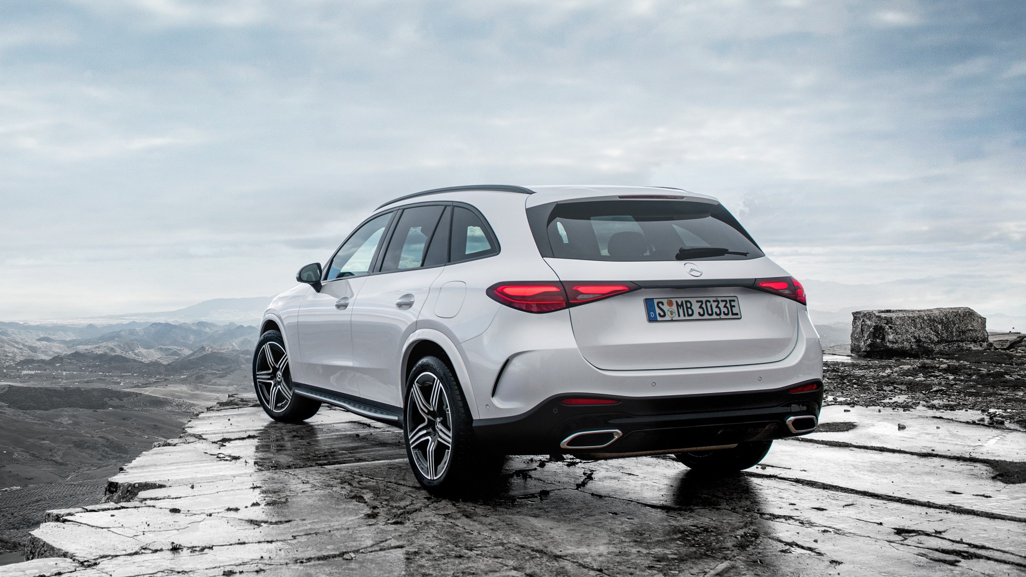 009 2024 Mercedes Benz GLC300 e PHEV rear three quarters