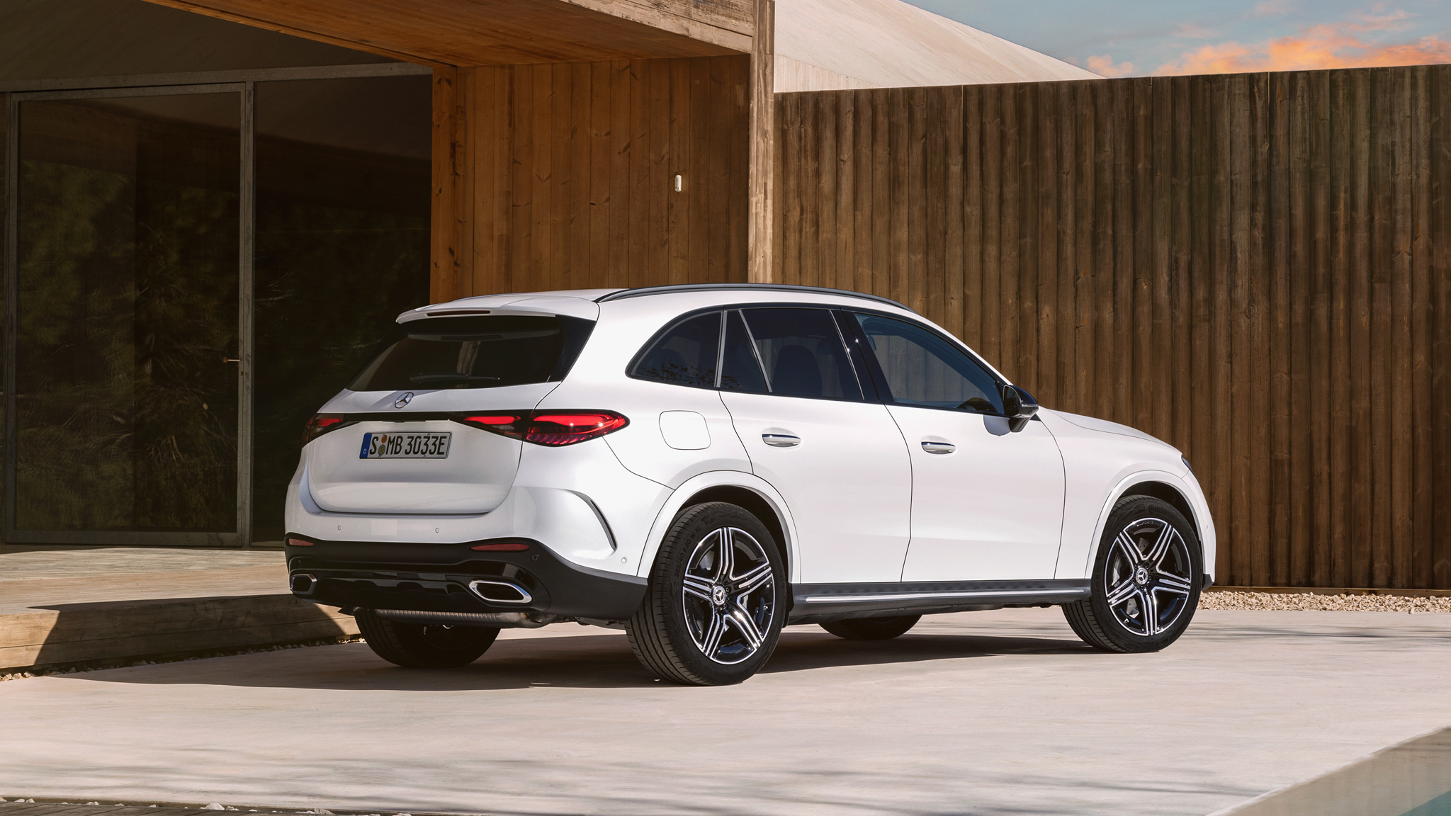 017 2024 Mercedes Benz GLC300 e PHEV rear three quarters