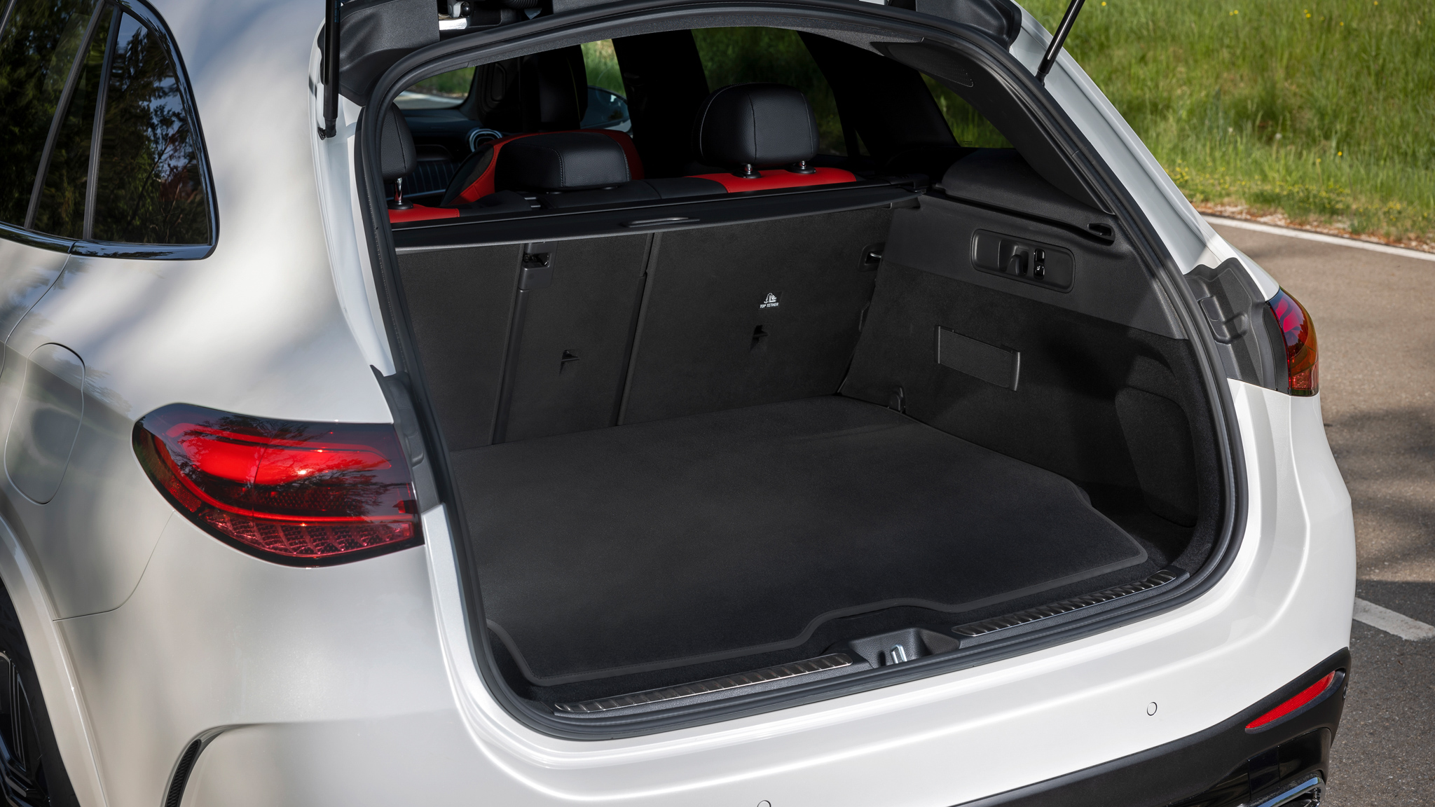 034 2024 Mercedes Benz GLC300 e PHEV cargo space