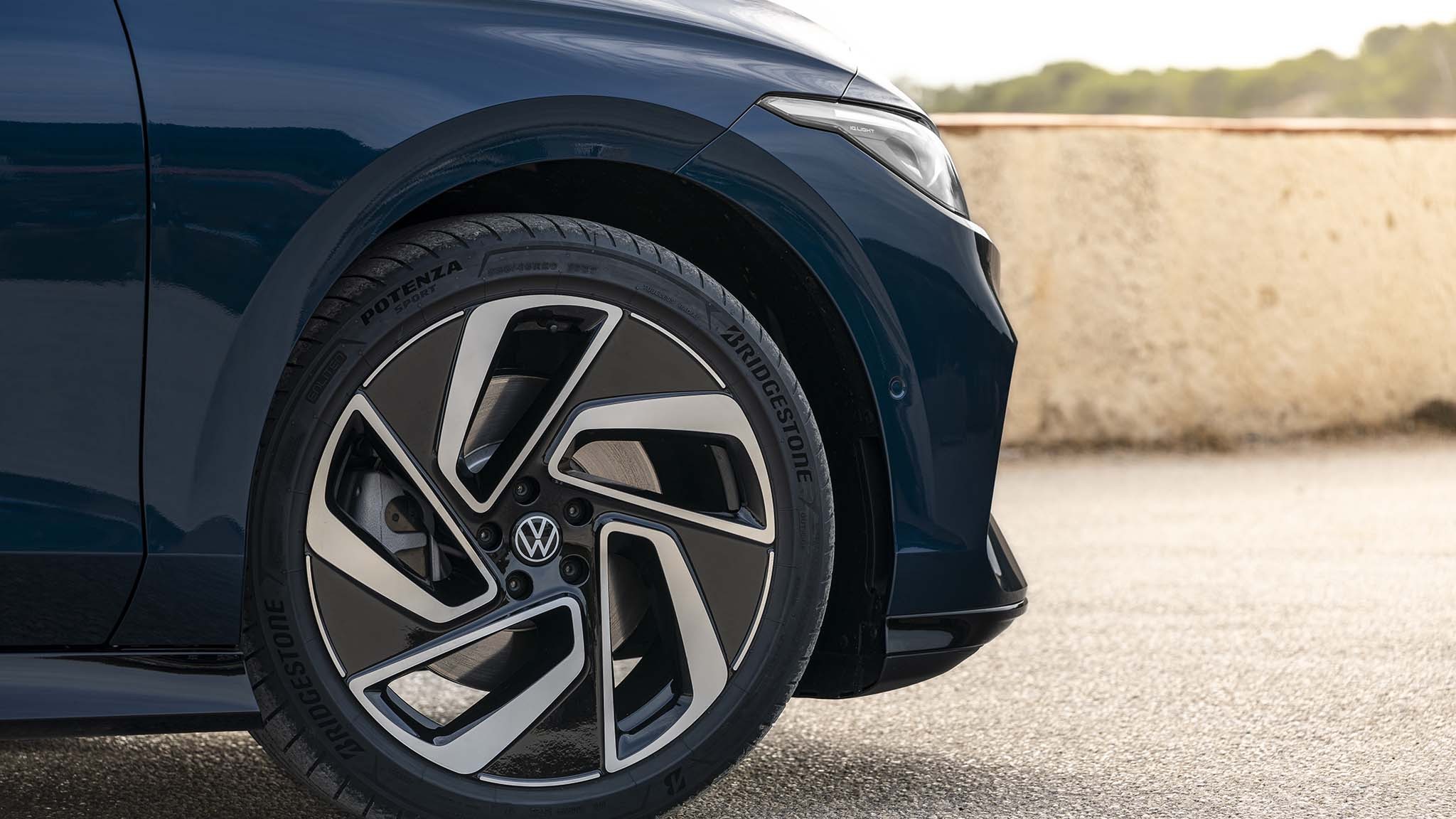 001 2025 volkswagen vw id7 electric sedan wheel