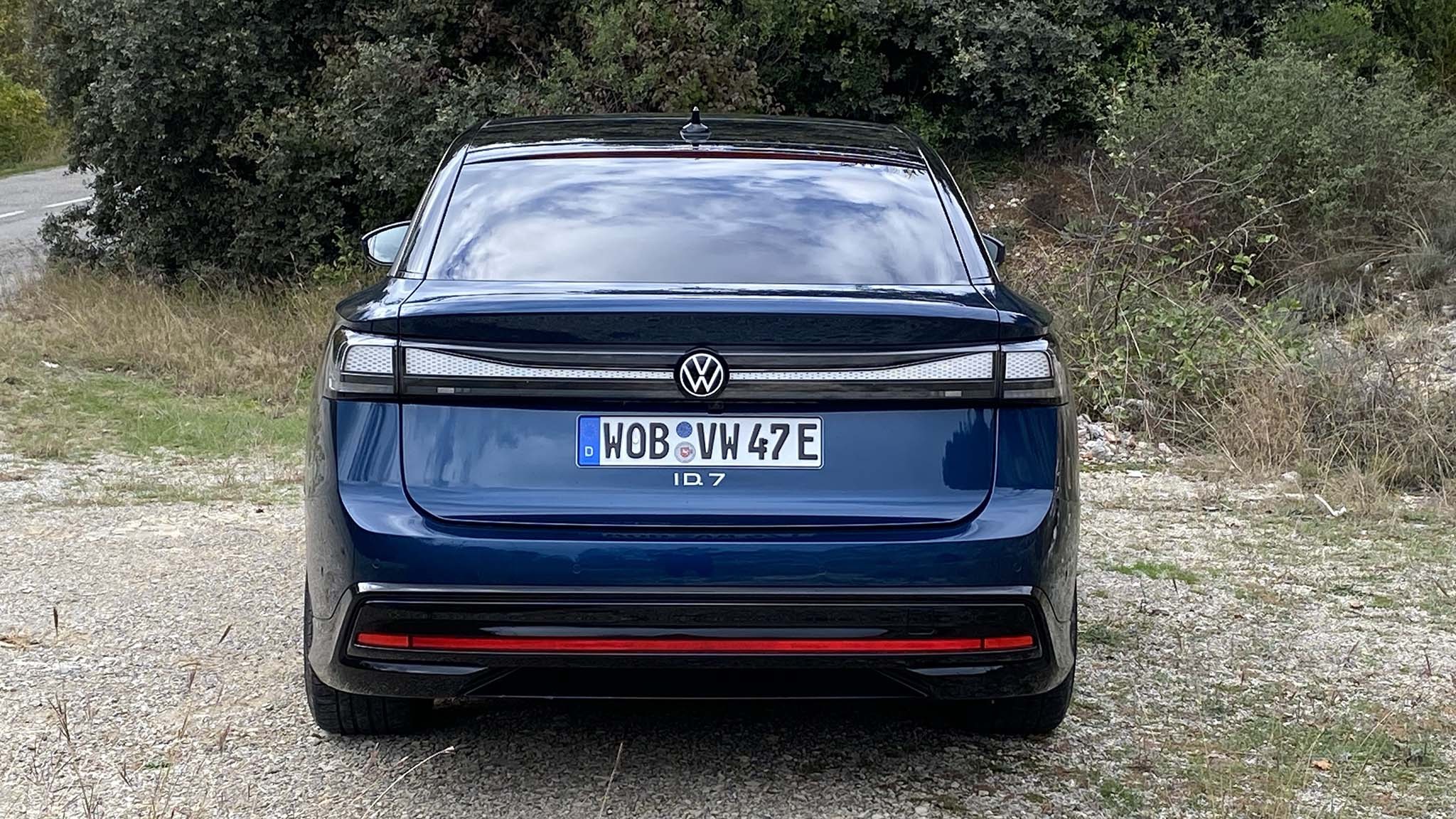 025 2025 volkswagen vw id7 electric sedan rear view