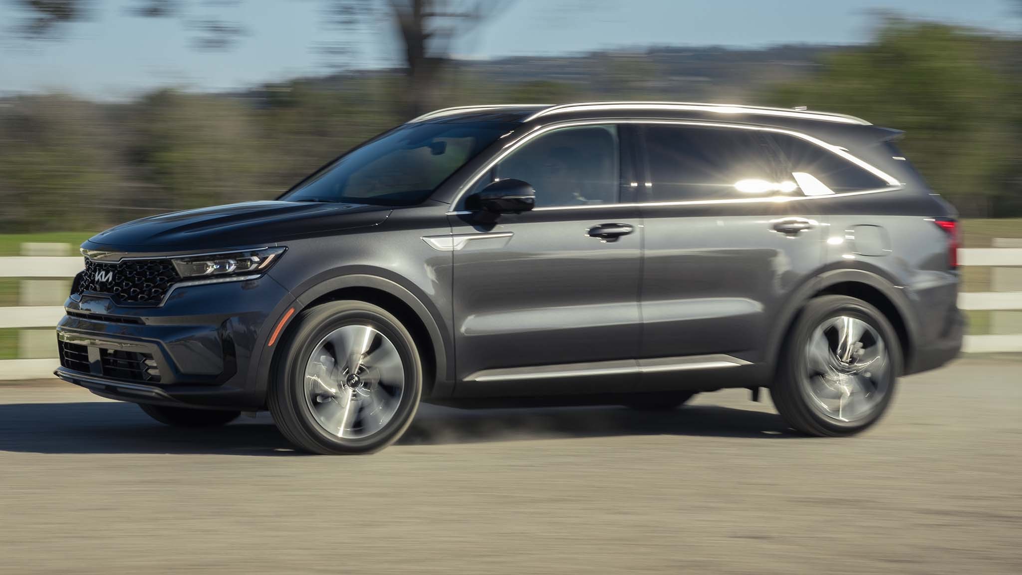 040 2023 kia sorento phev side in motion view