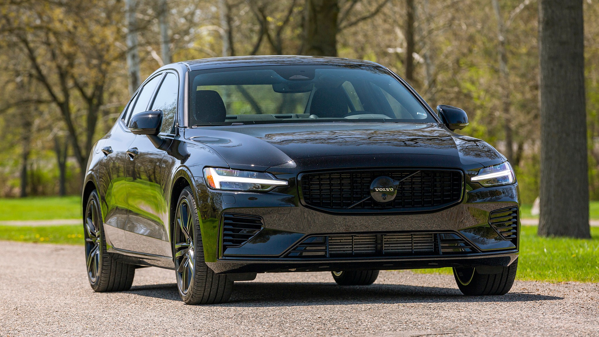 9 2024 Volvo S60 Recharge AWD Black Edition front view
