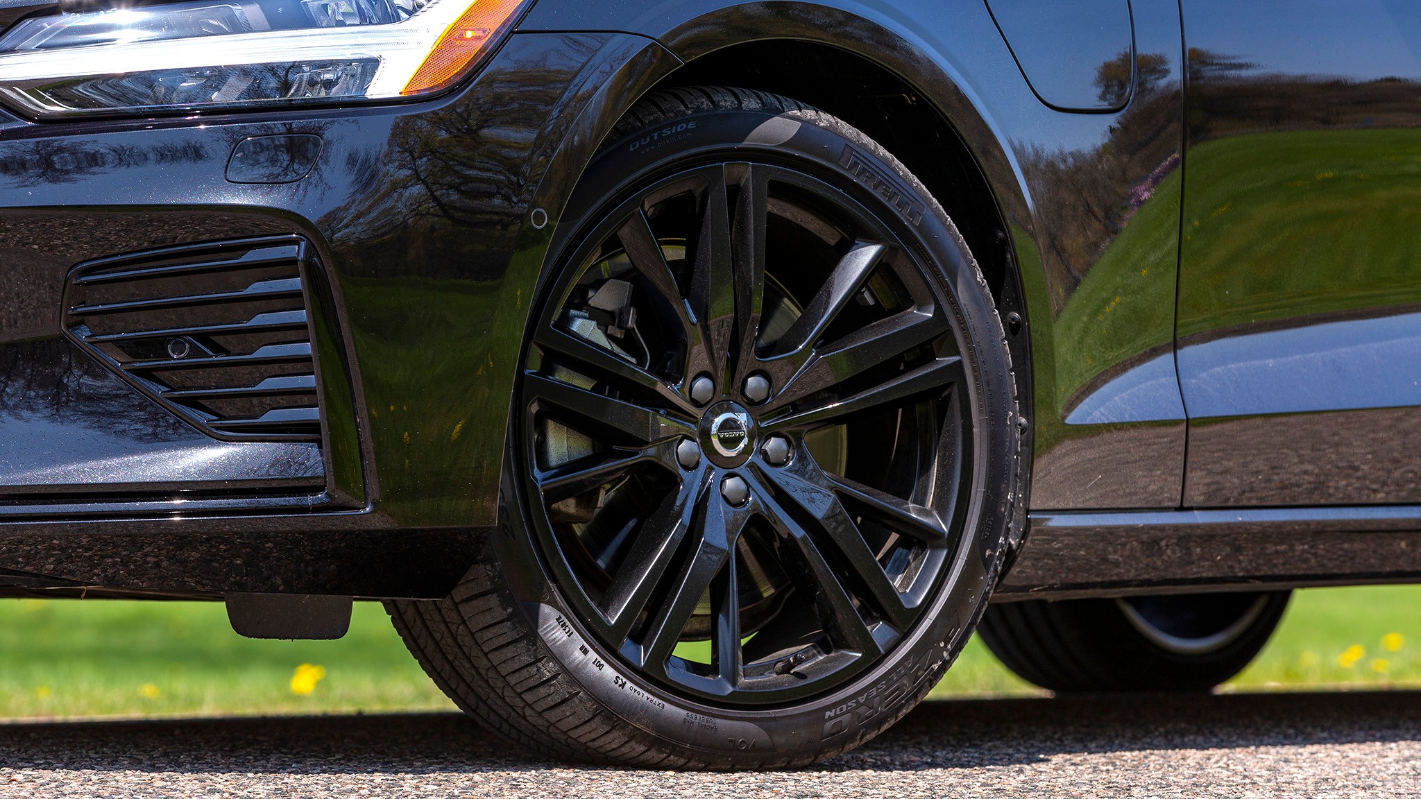 25 2024 Volvo S60 Recharge AWD Black Edition wheel tire