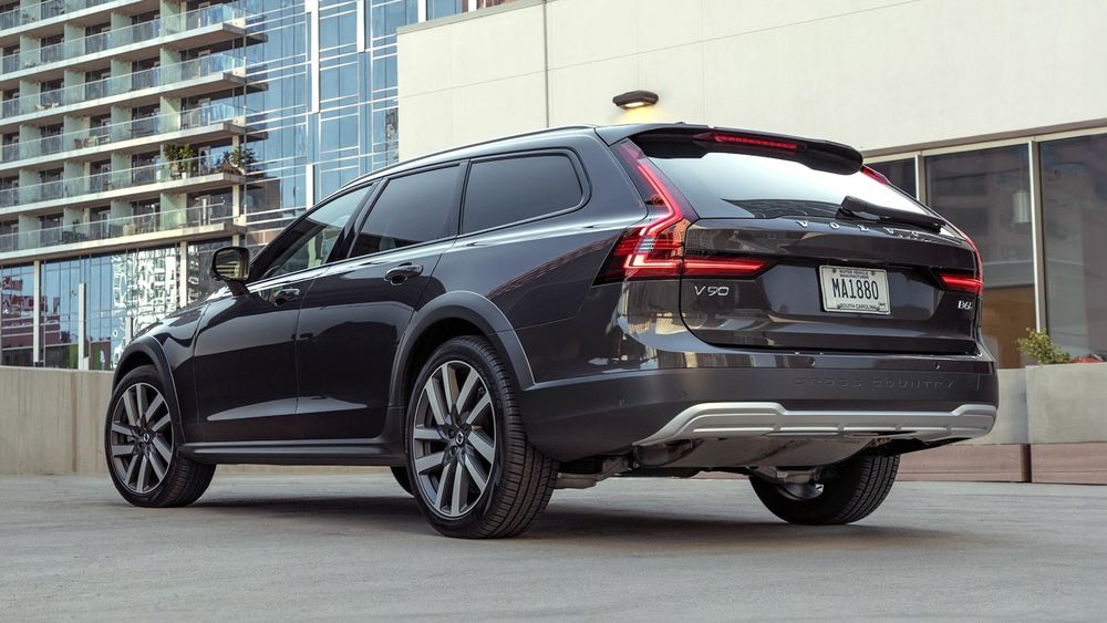 2024 Volvo V90 Cross Country B6 AWD rear three quarters 3