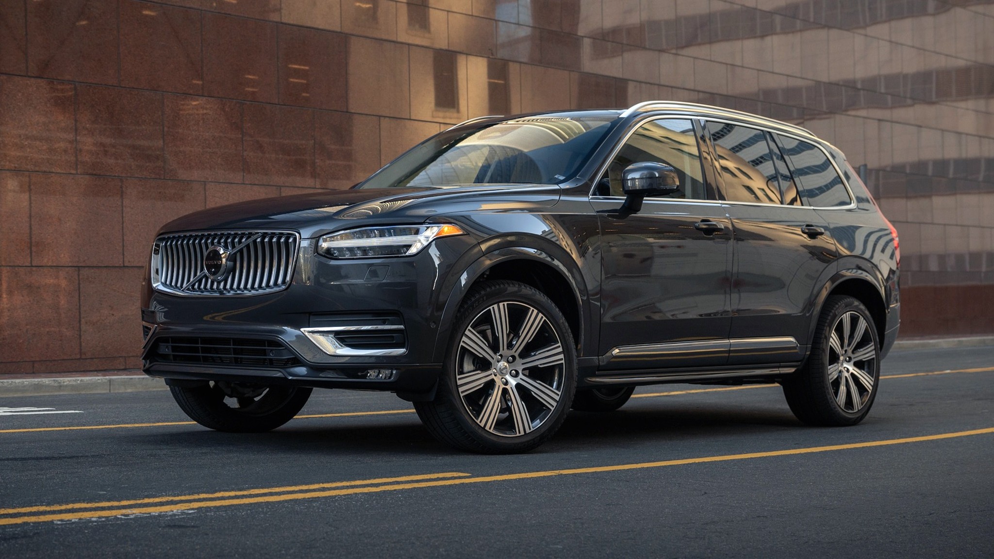 2024 Volvo XC90 32 front three quarter view