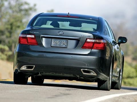 0610_z 2007_lexus_LS460 rear