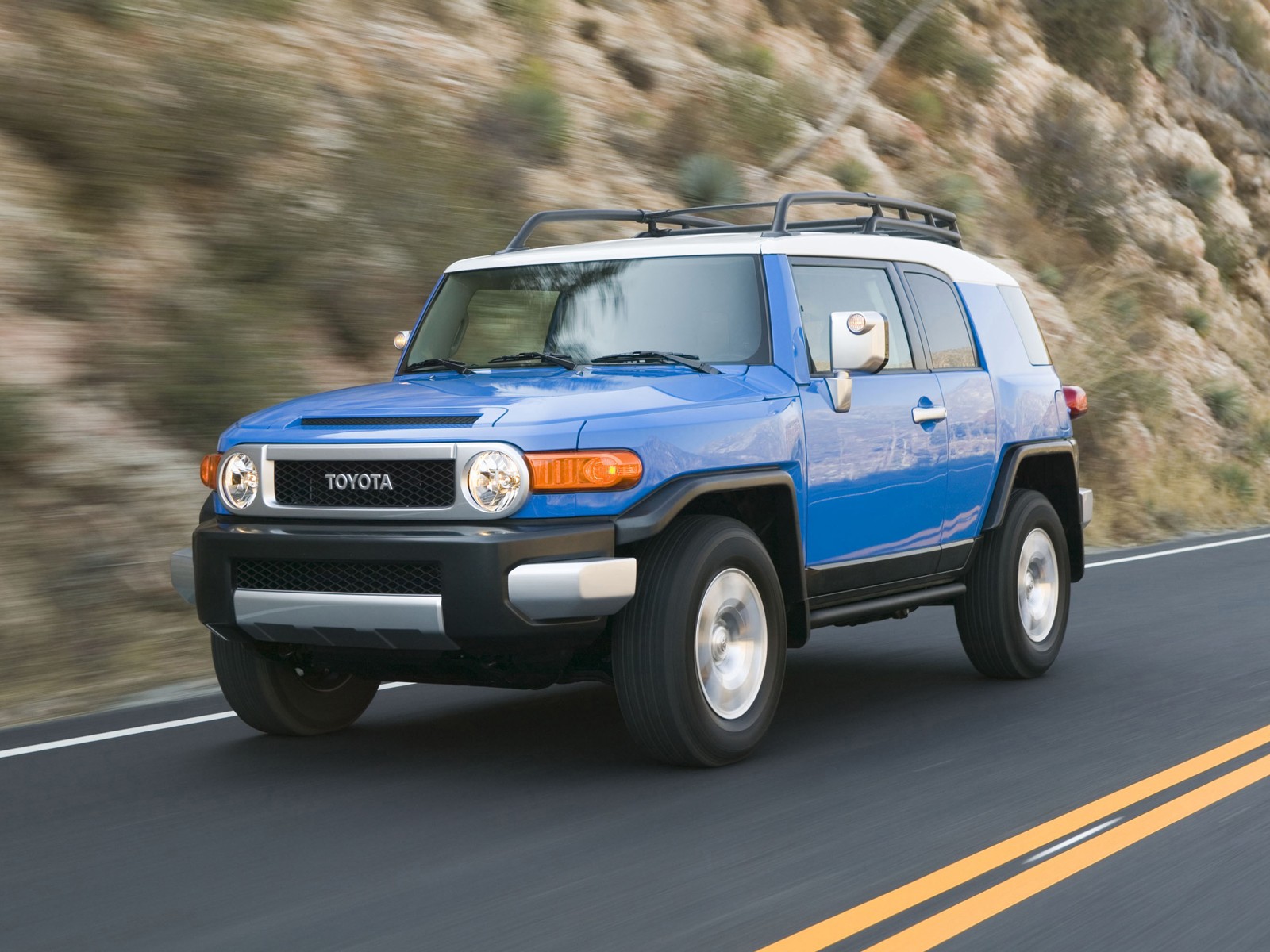 0907 02 z 2009 toyota fJ cruiser front three quarters view