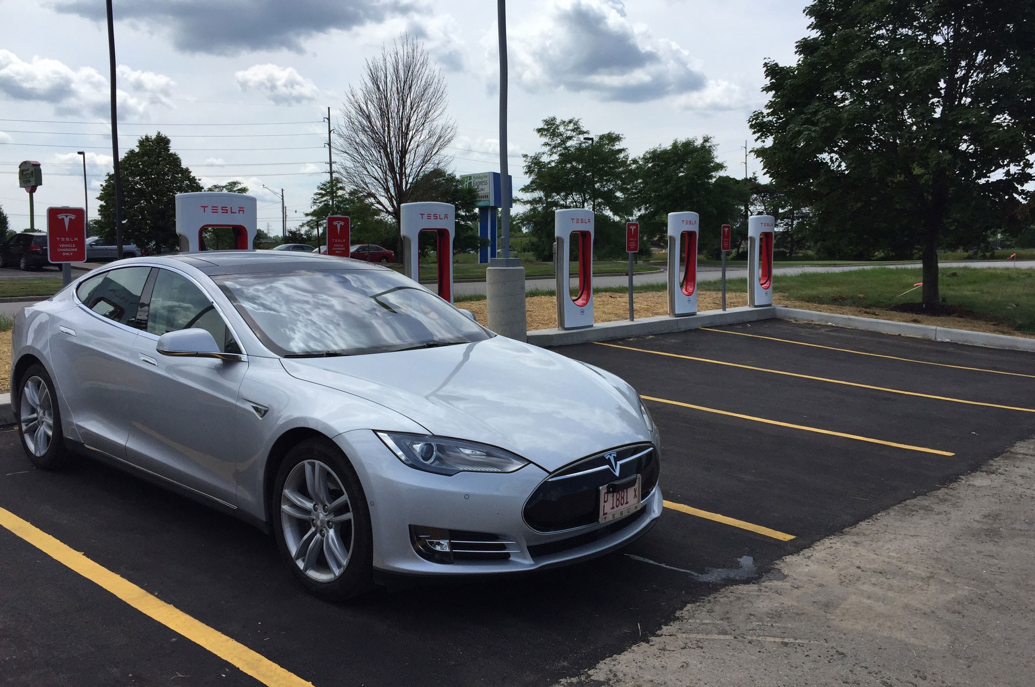 Tesla Supercharger 01