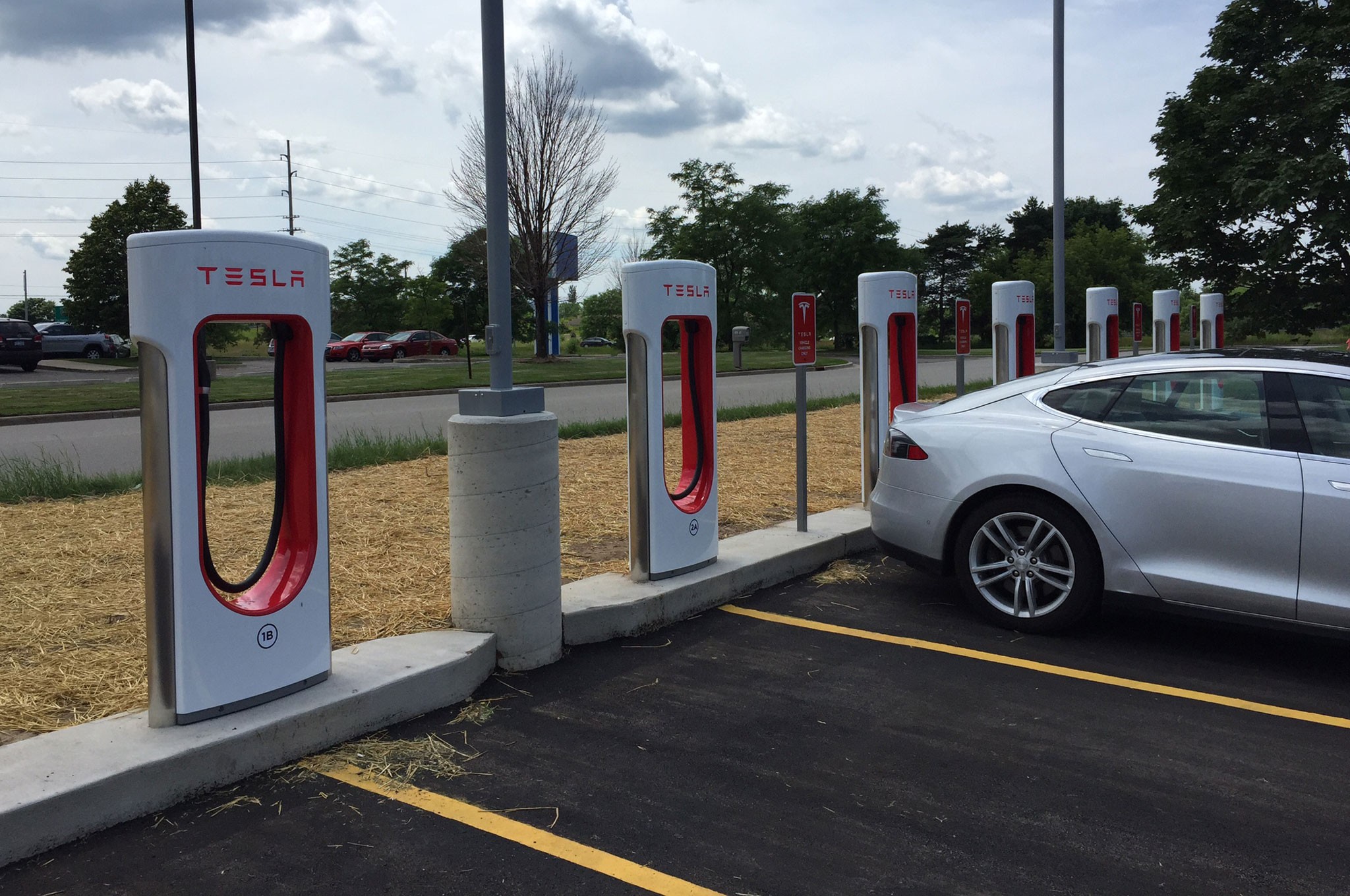 Tesla Supercharger 04