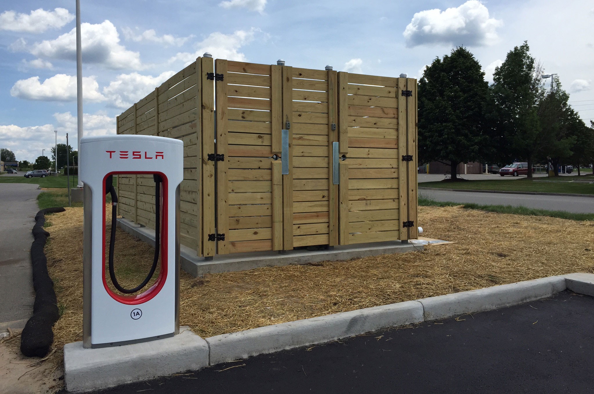 Tesla Supercharger 03