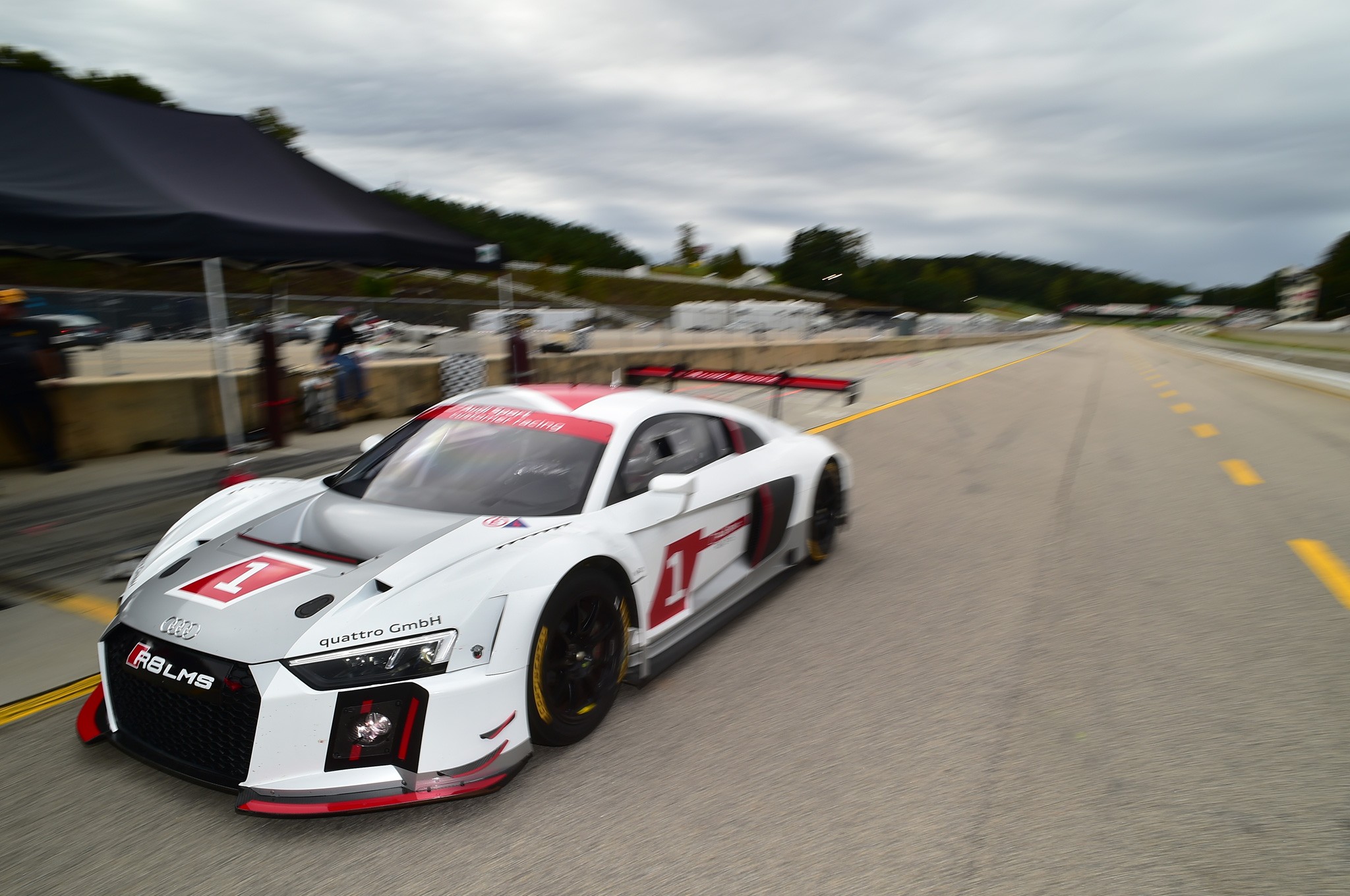 2016 Audi R8 LMS front three quarter in motion 02