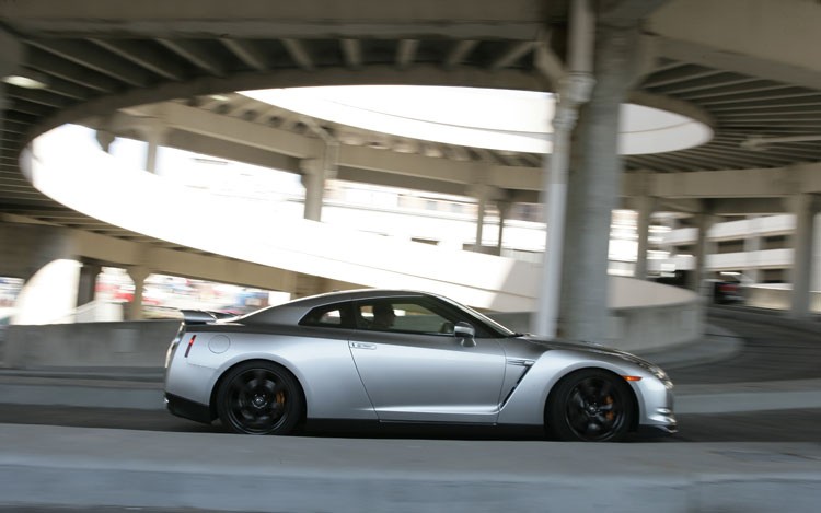 2009 nissan GT R side static in motion1