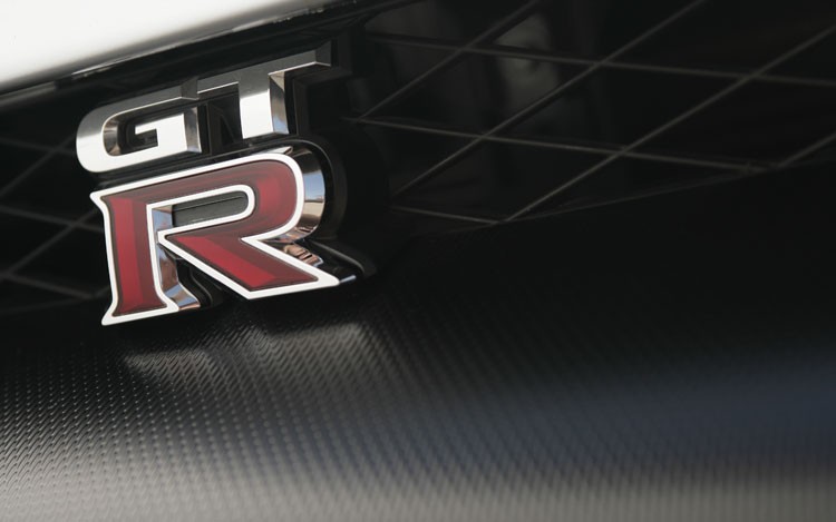 2009 nissan GT R logo
