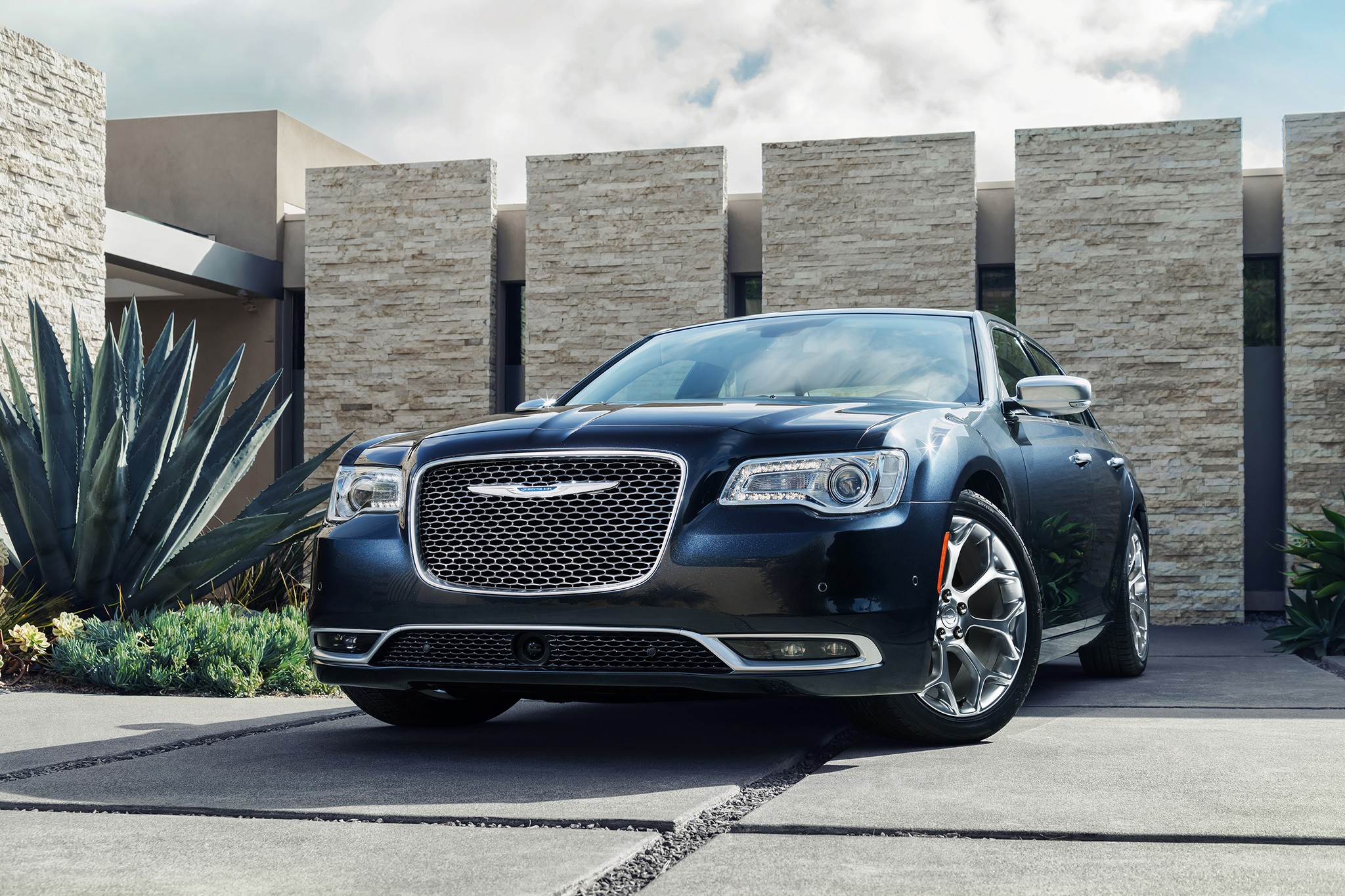 2017 Chrysler 300C Platinum front three quarter 01