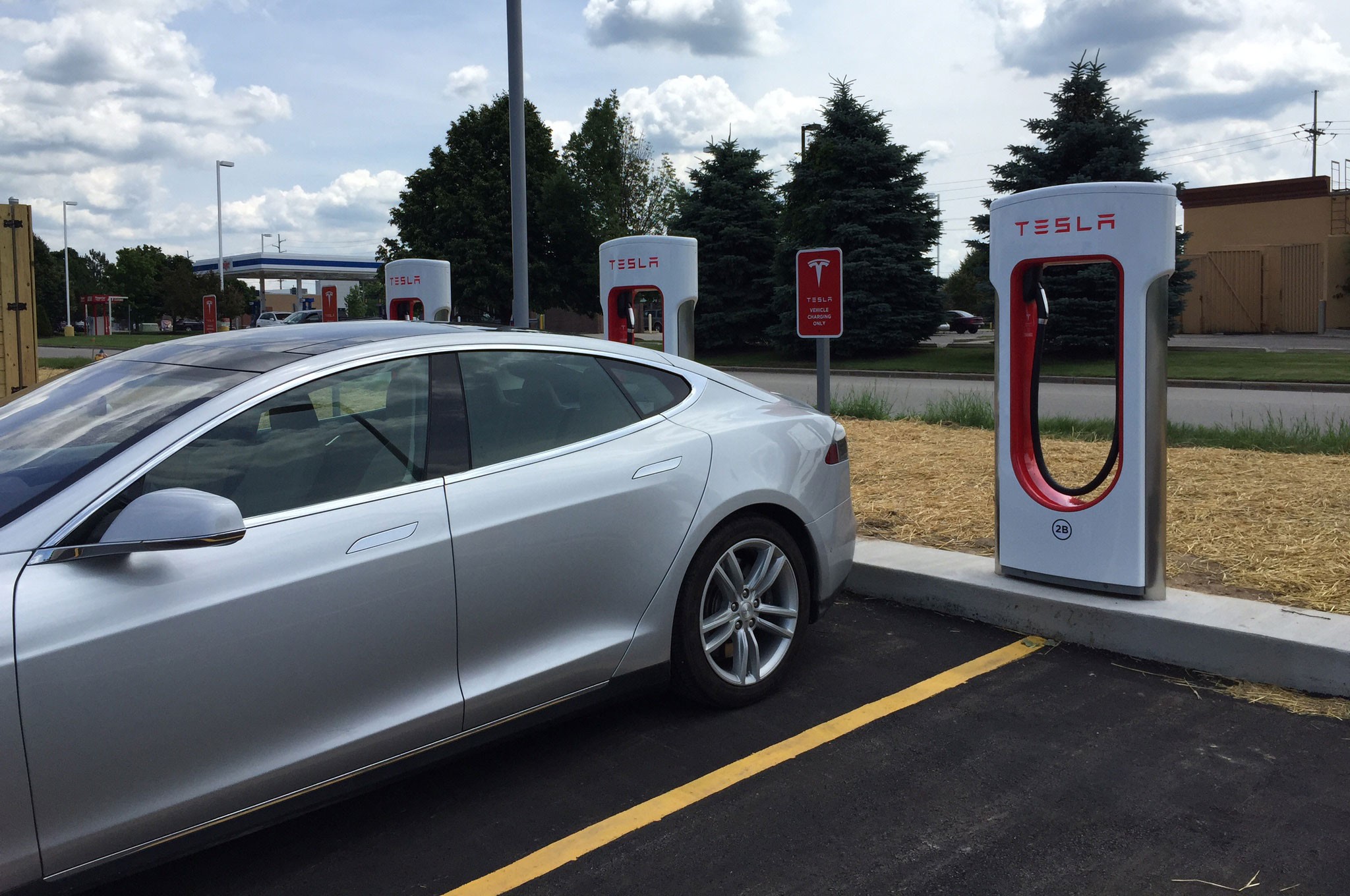 Tesla Supercharger 02